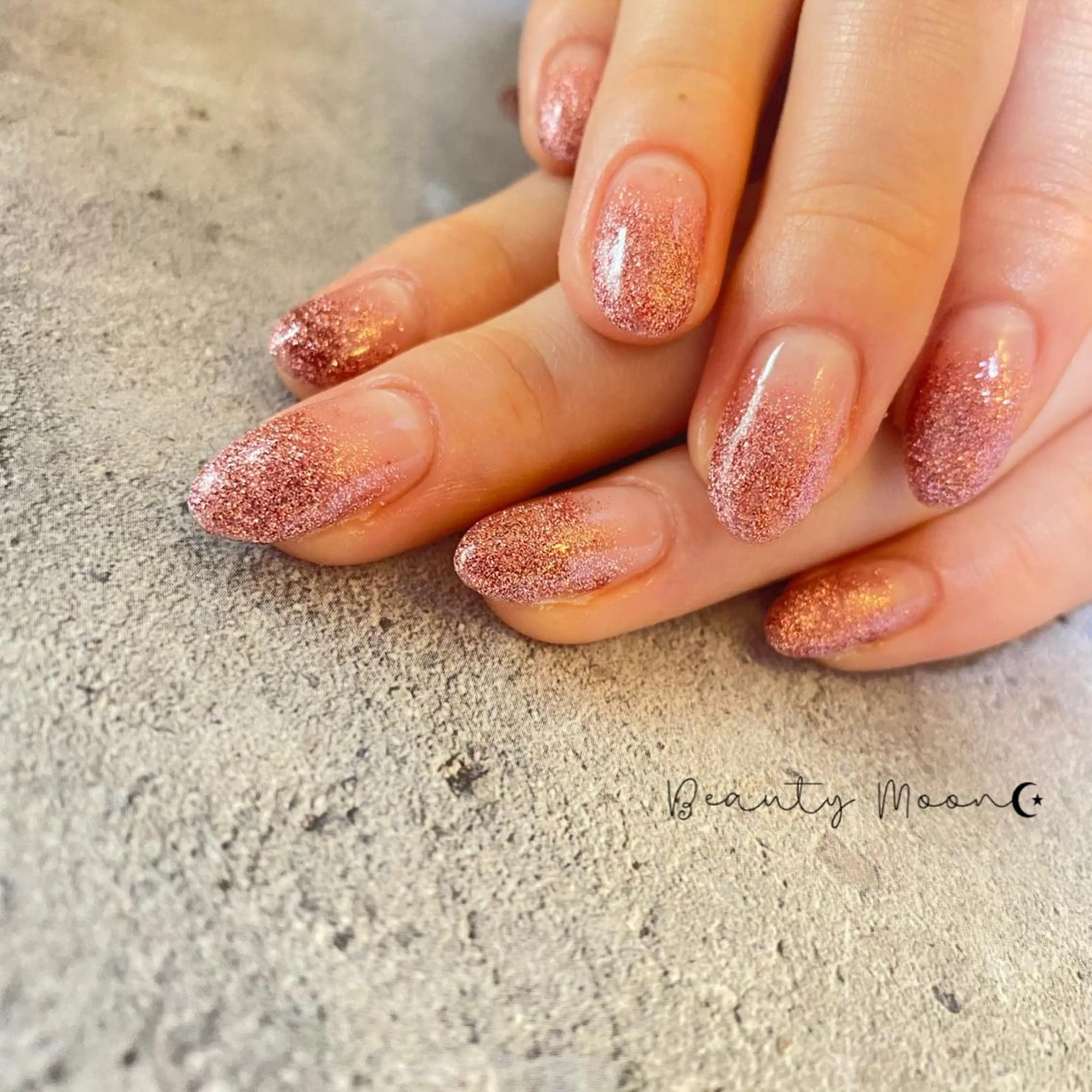 ネイル アートネイル ゴールド グラデーション ハート ラメ(グリッター) beauty ☪︎moonのネイルデザイン