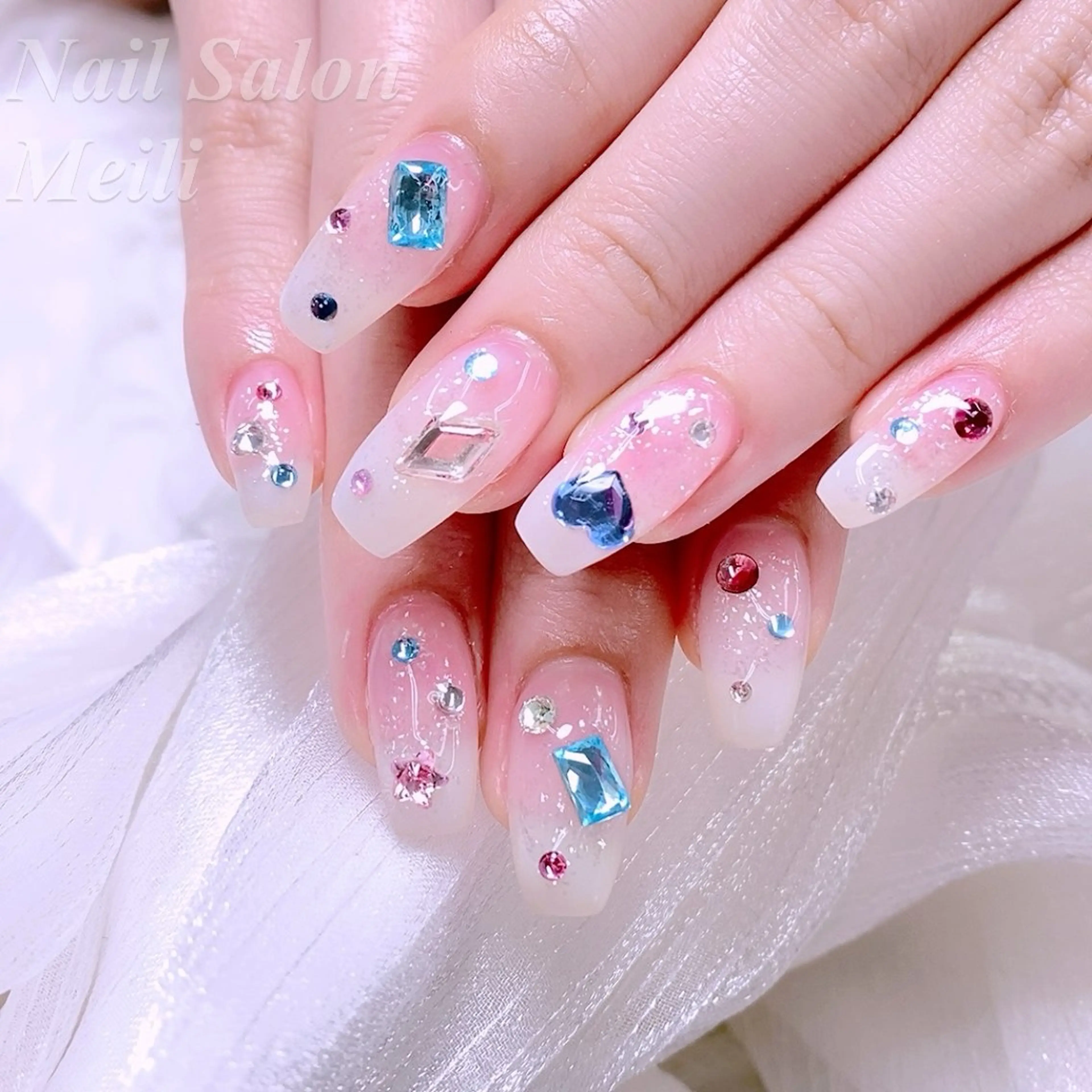 ネイル グラデーション キラキラネイル ロングネイル ストーンネイル ハンドネイル ネイルサロン メイリーのネイルデザイン