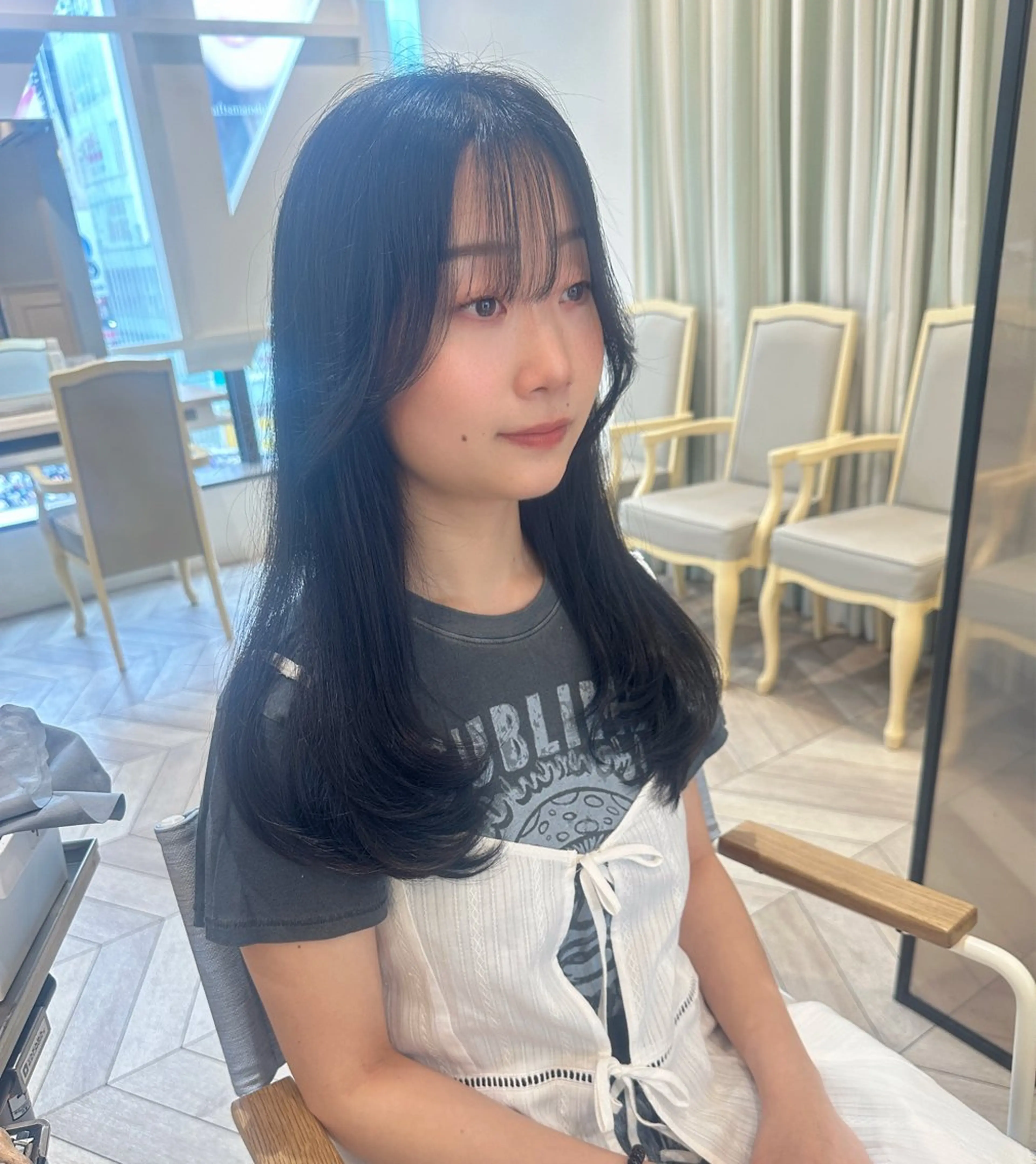 ミディアム カラー ダークグレー レイヤーカット カット ヘアカラー ベージュ/インナー カラー🤍Rieのヘアスタイル