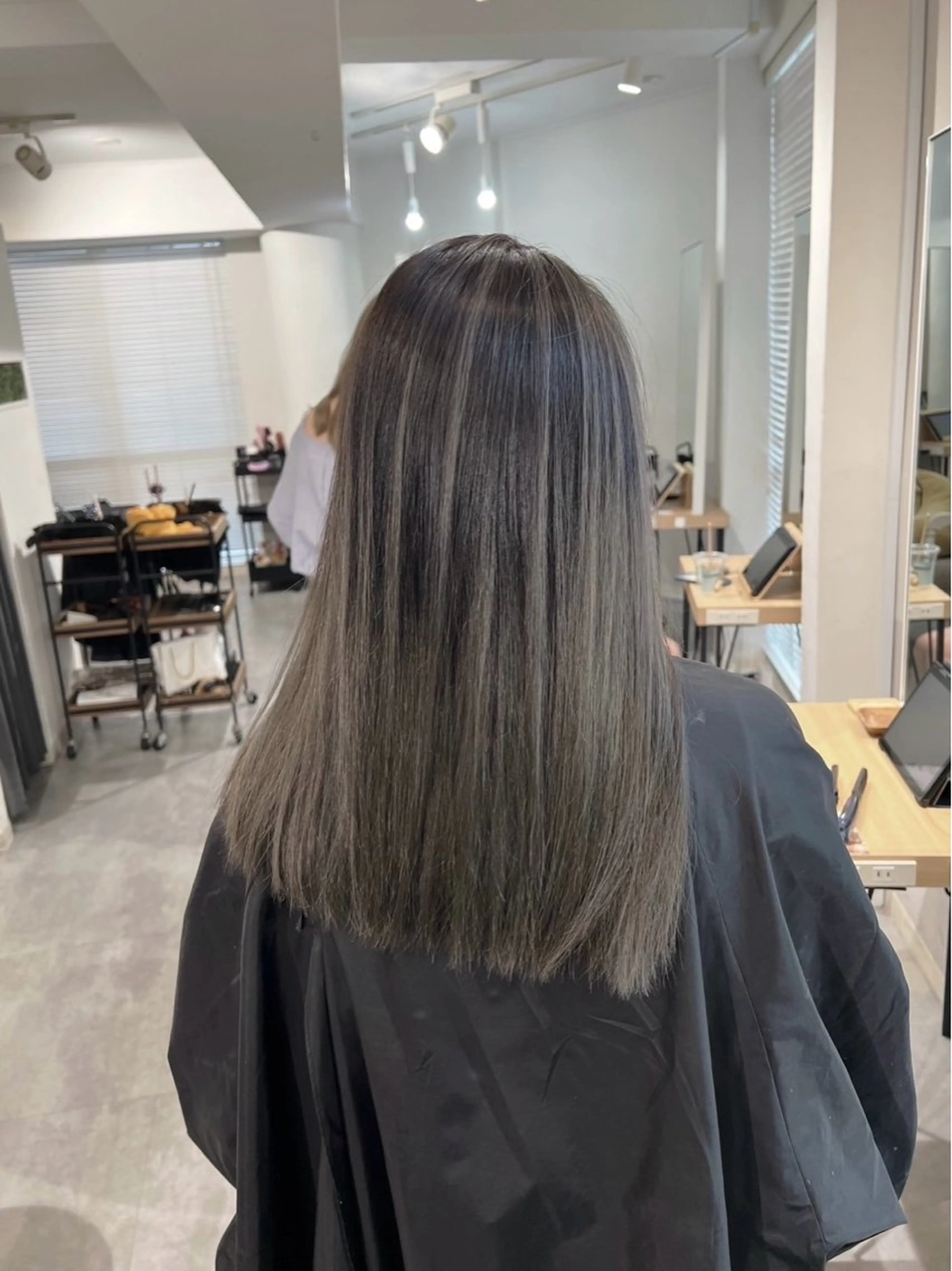 ミディアム カラー バレイヤージュ グレージュ レイヤーカット カット ヘアカラー トリートメント ROBIN所属・指名数No.1 /NAOYAのヘアスタイル