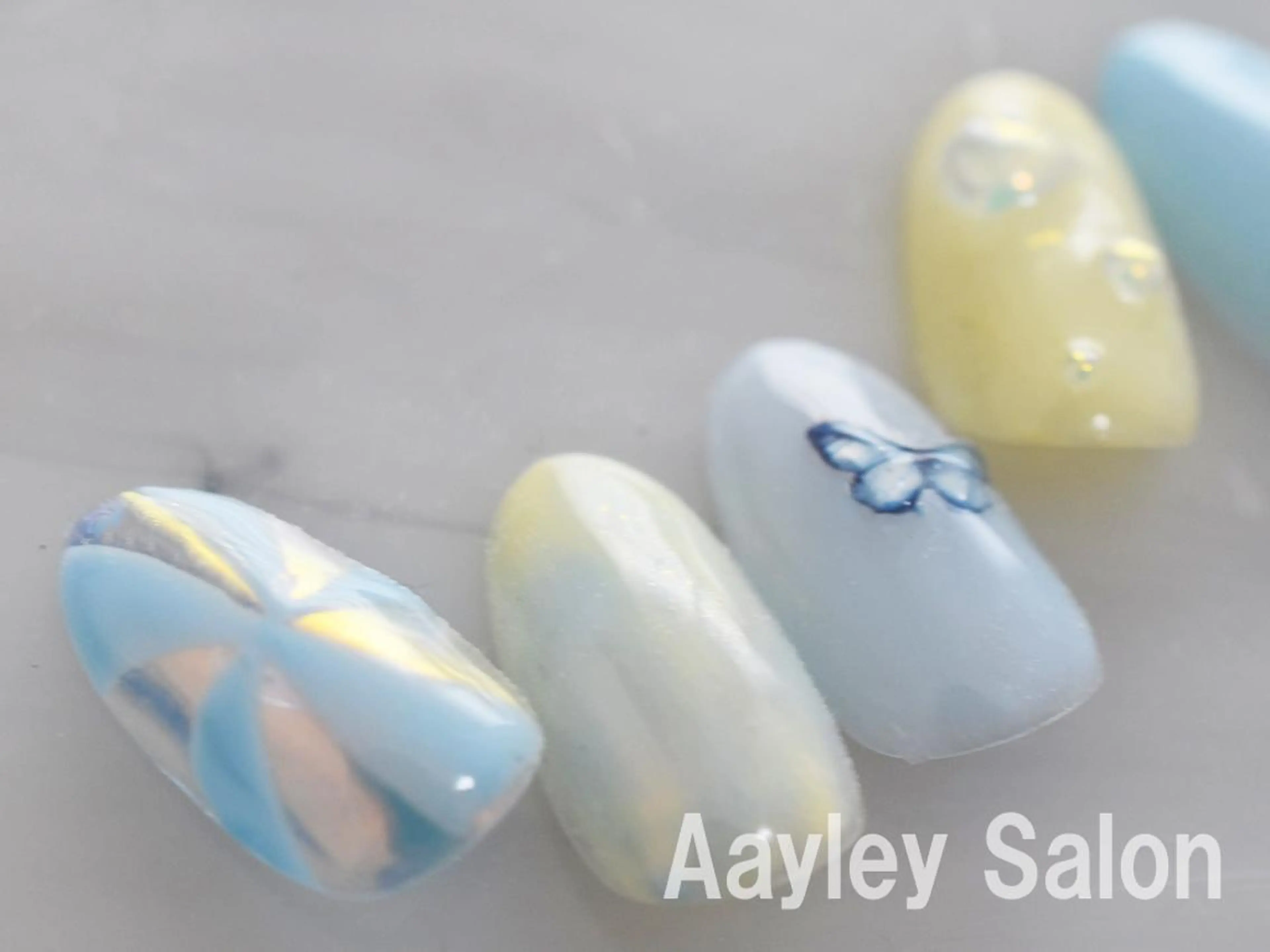 ミディアム カラー ネイル Aayley(アイリー)Salon所属・Aayley アイリ―サロンのネイルデザイン