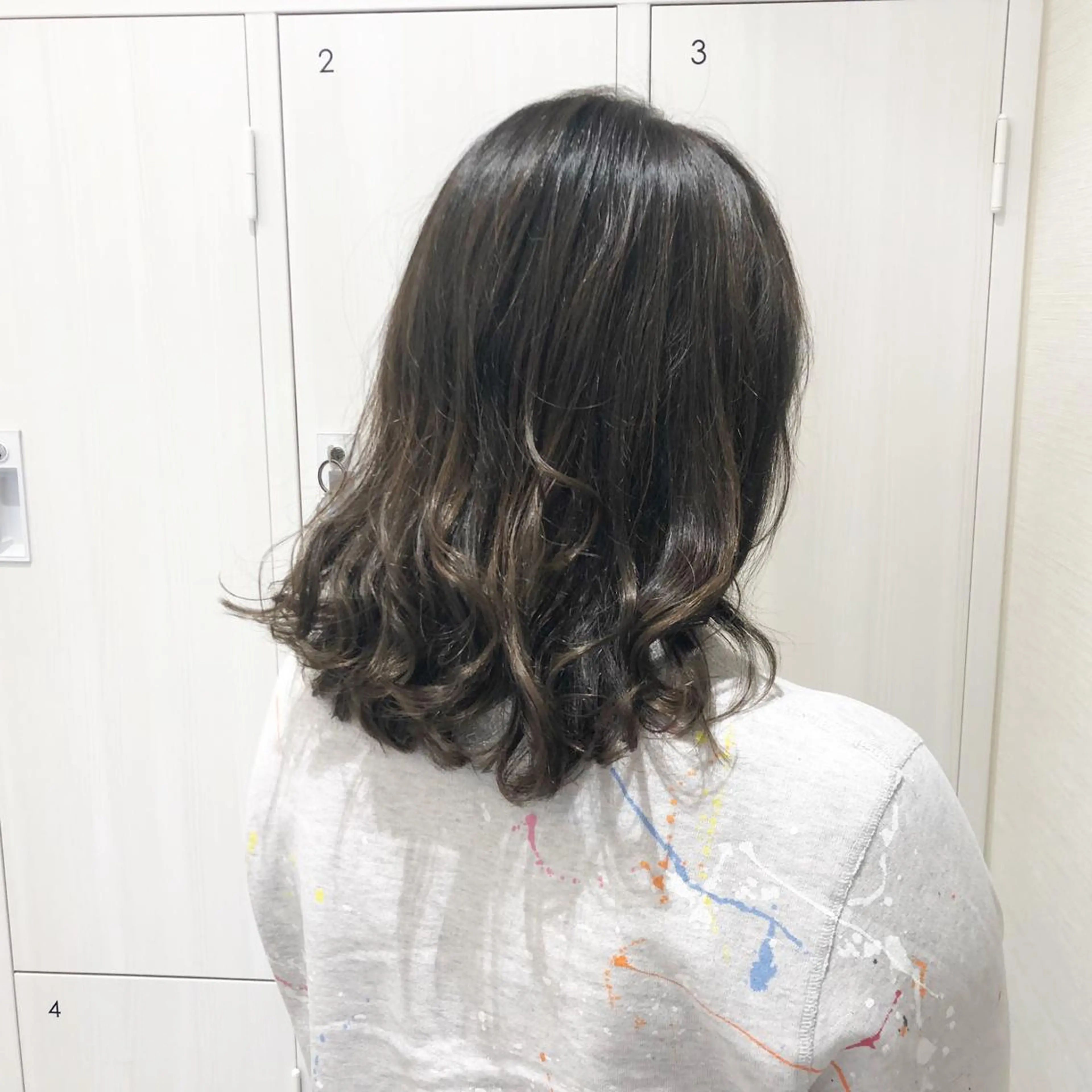 ミディアム カラー アディクシーカラー アッシュ バレイヤージュ 透明感カラー グラデーションカラー レイヤー/韓国/ 顔周り/しんやのヘアスタイル