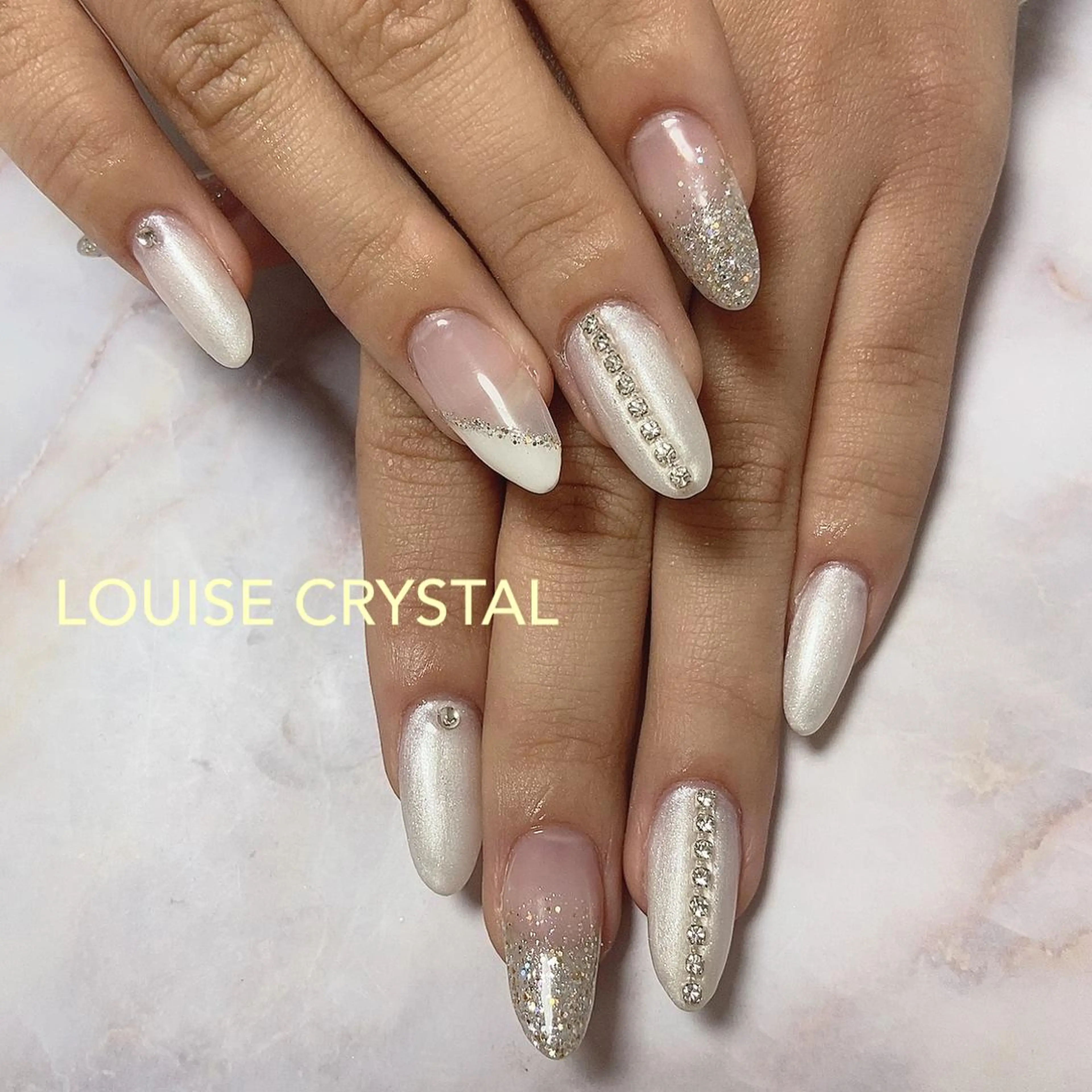 ネイル ホワイト ハンドネイル LOUISE CRYSTALのネイルデザイン