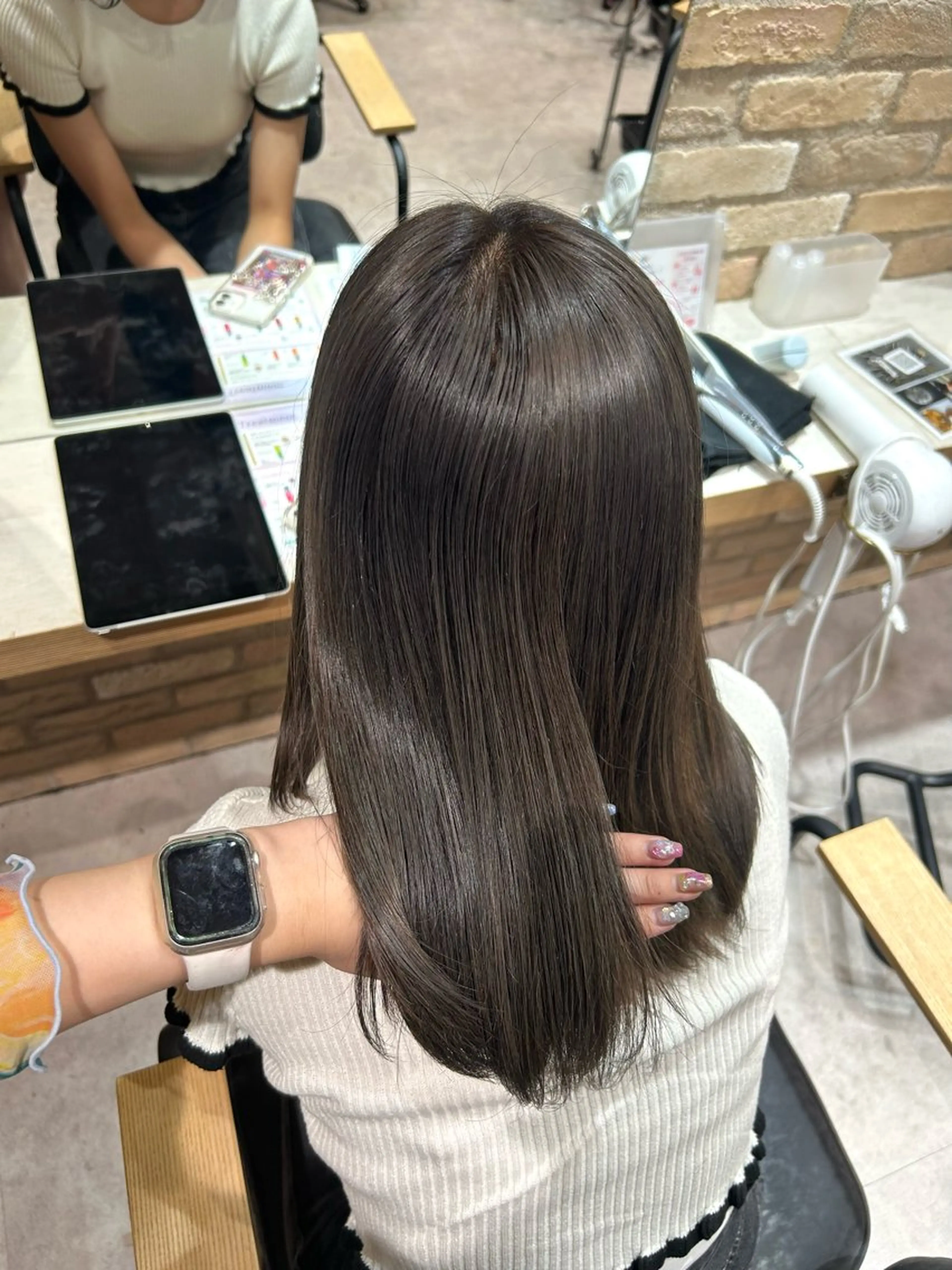 セミロング カラー ブリーチ 透明感カラー グレージュ オリーブグレージュ オリーブグレー ヘアカラー レイヤースタイル COCORO 🎀のヘアスタイル