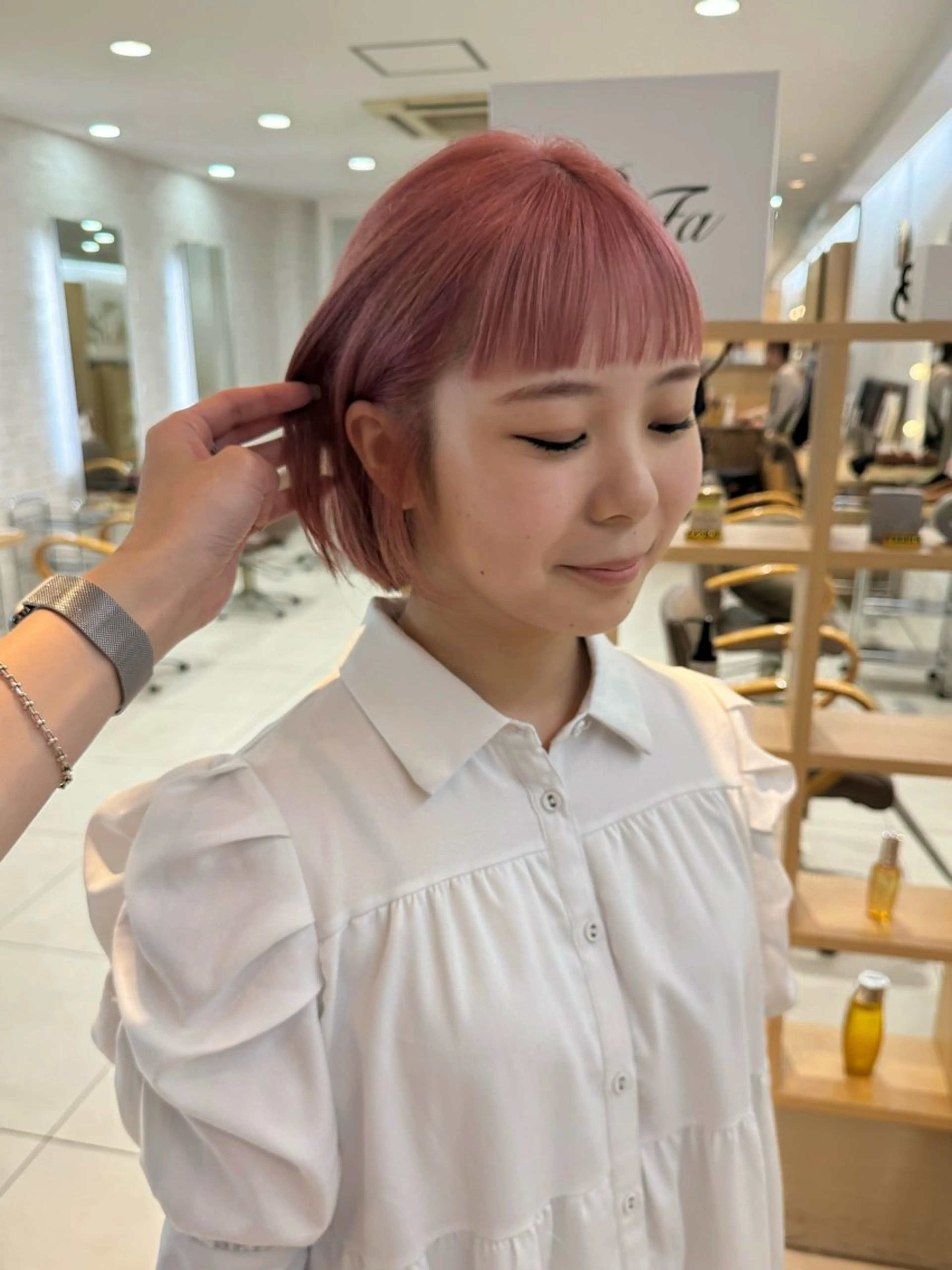 ショート オン眉 ヘアカラー 米津 優花のヘアスタイル