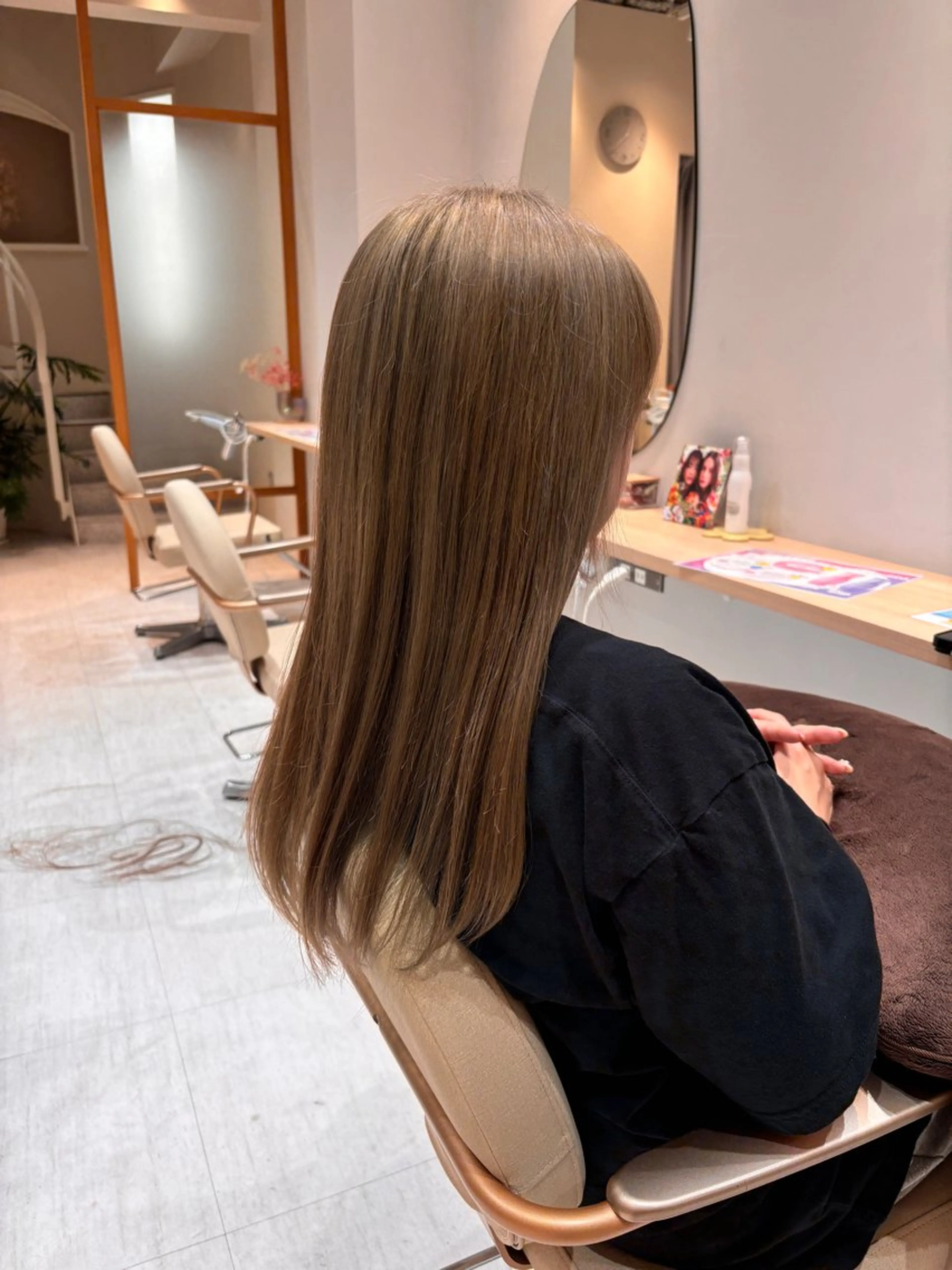 カラー ブリーチ グレージュ ミルクティーグレージュ 小林 琉花のヘアスタイル