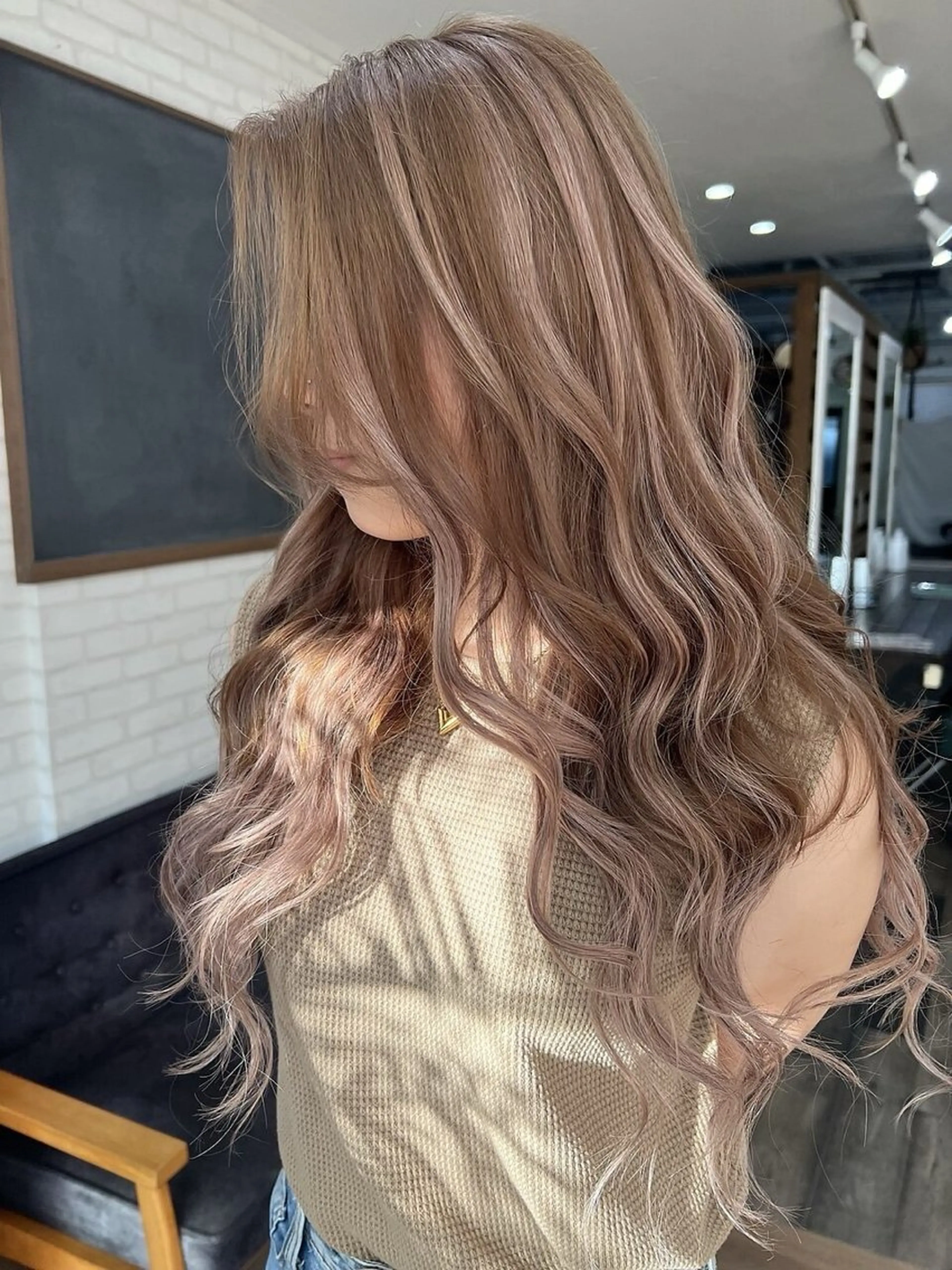 ロング coco terrace所属・海外風ハイライト CHIHIROのヘアスタイル