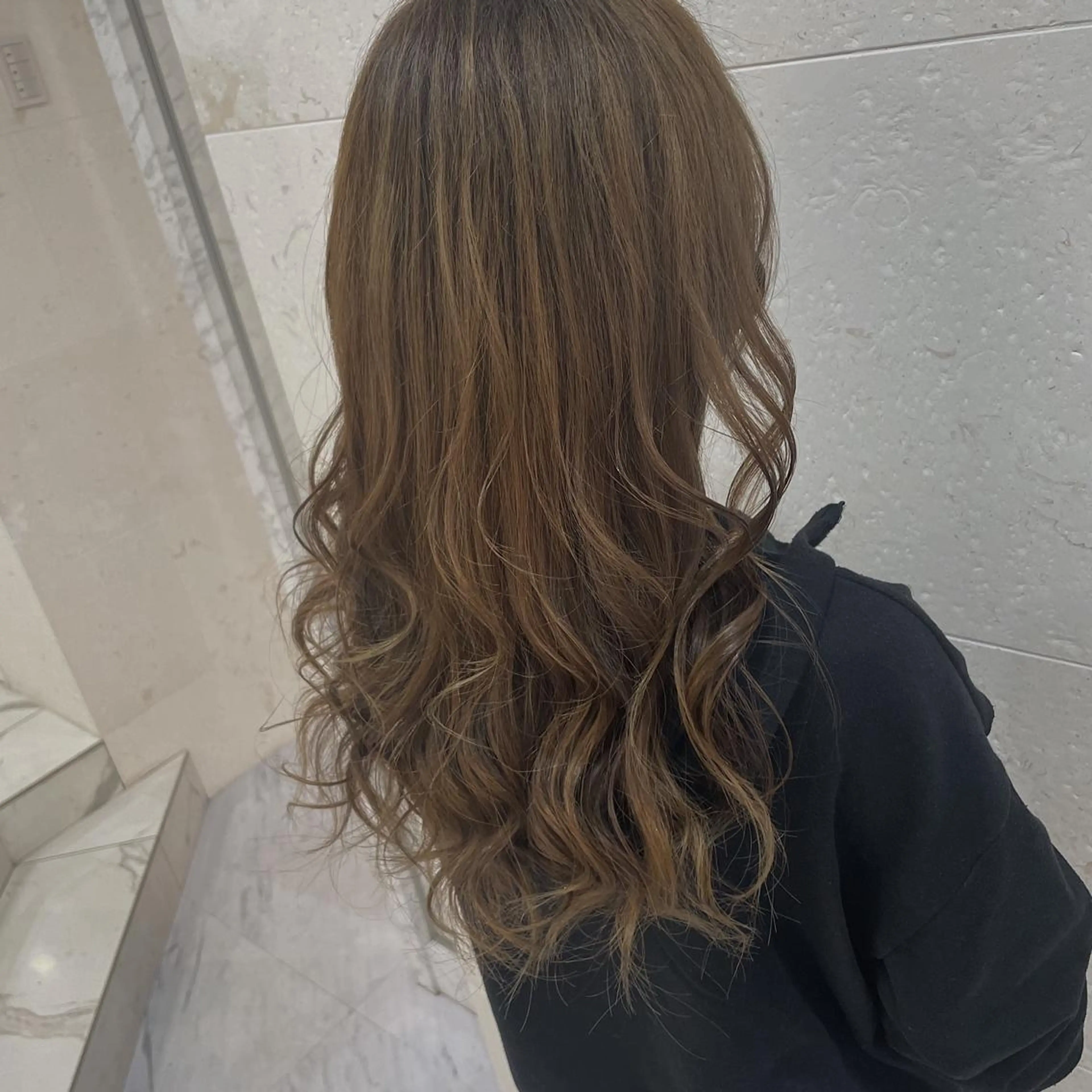 ロング カラー ベージュカラー ブリーチ 安田 柚月のヘアスタイル