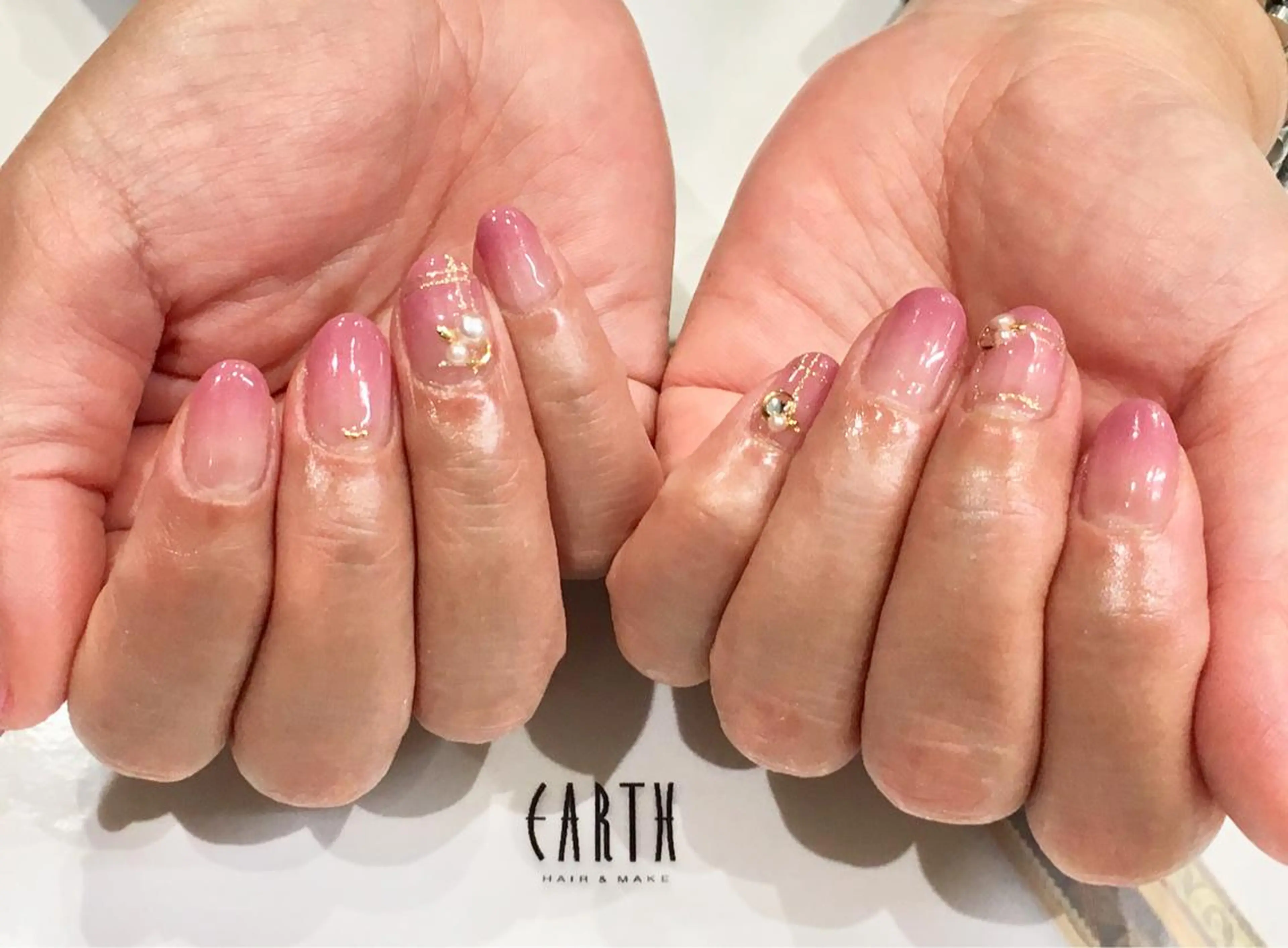 ネイル グラデーション ラメ(グリッター) オフィスネイル 佐藤 まりえのネイルデザイン