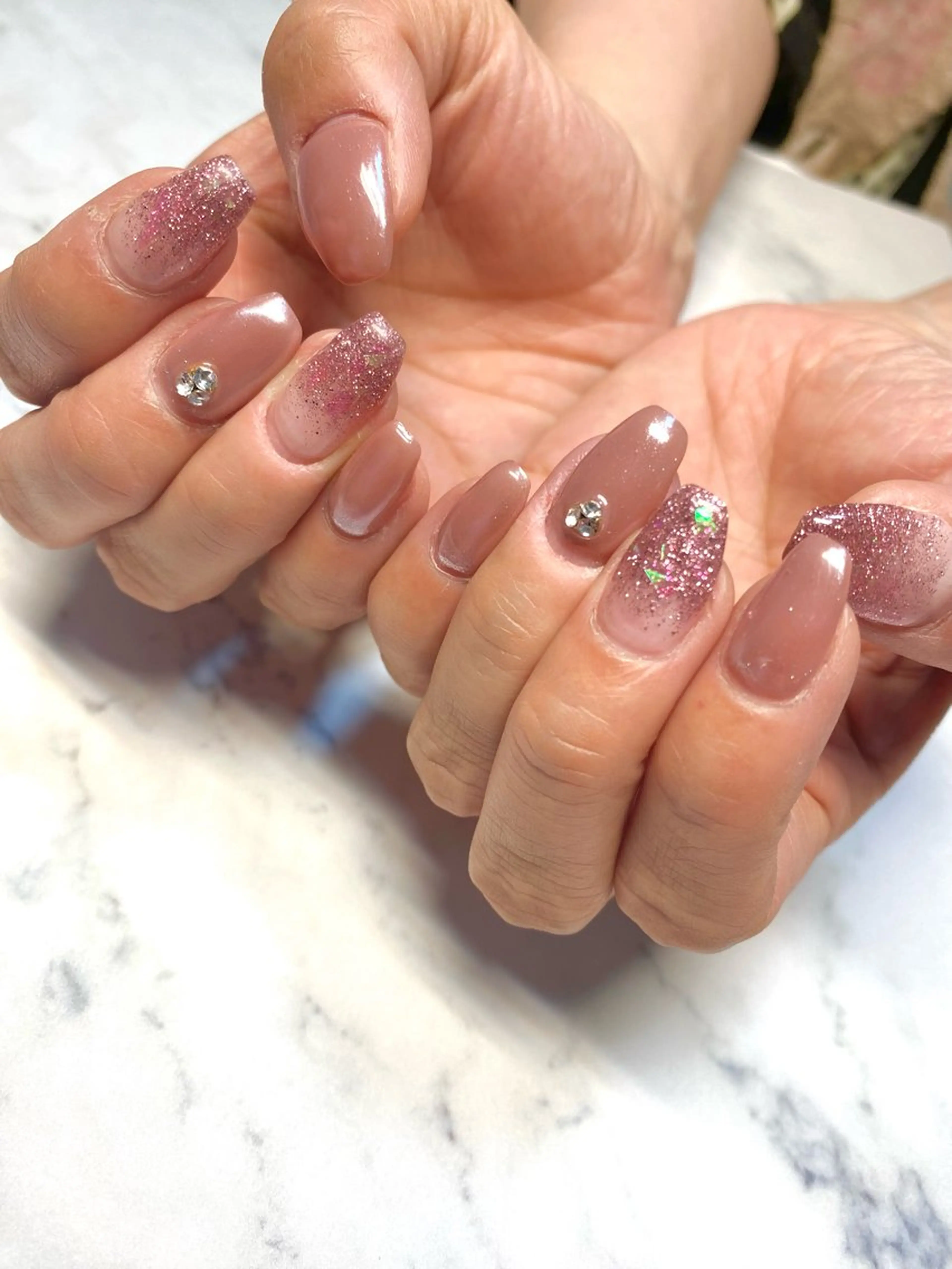 ネイル オーロラネイル グラデーション キラキラネイル ラメ(グリッター) ラメグラデーション ハンドネイル Nail salon BeBeのネイルデザイン