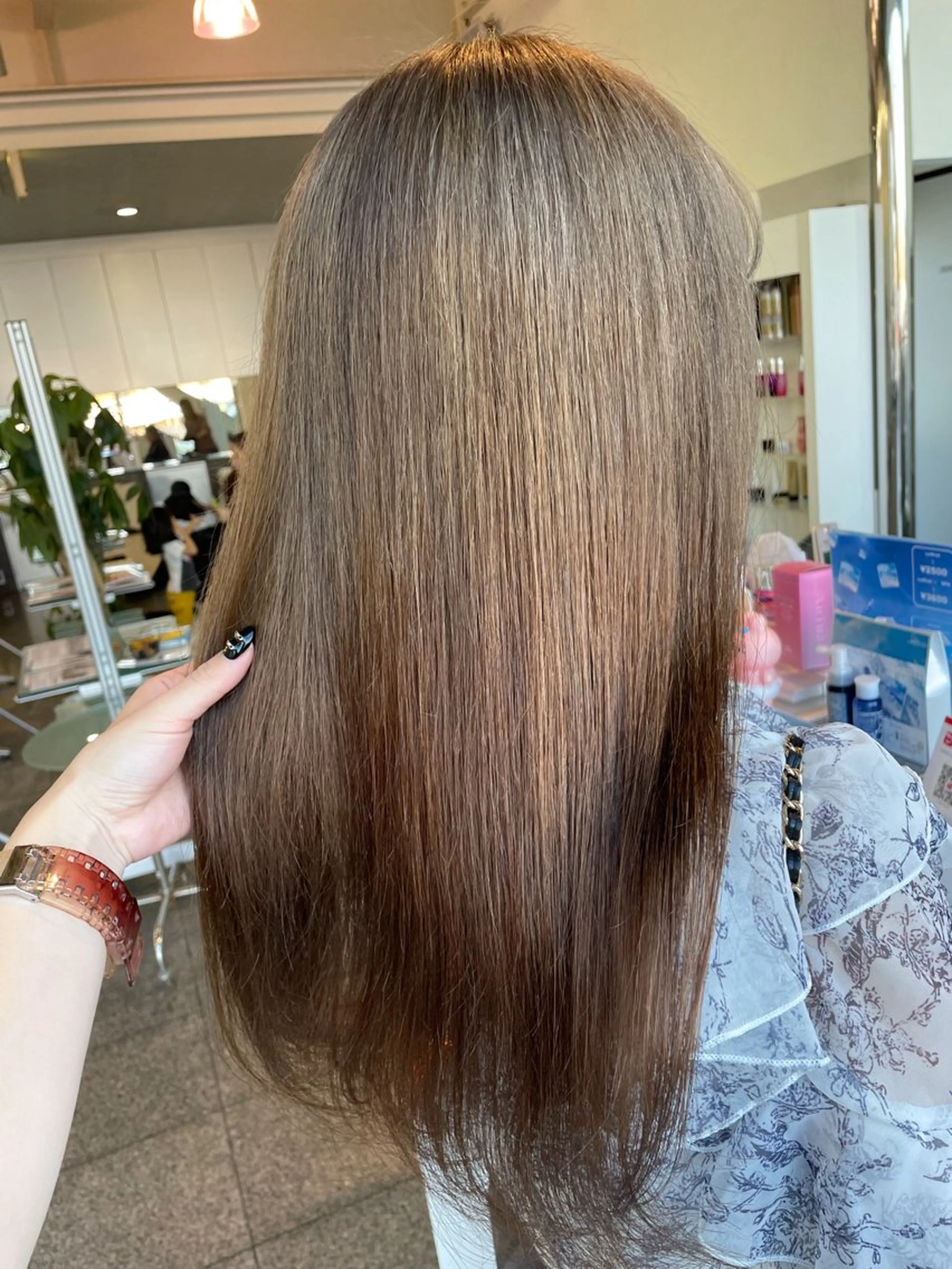 セミロング カラー グレージュ カット ヘアカラー トリートメント ハイトーン/ブリーチ 🤍足立里湖のヘアスタイル