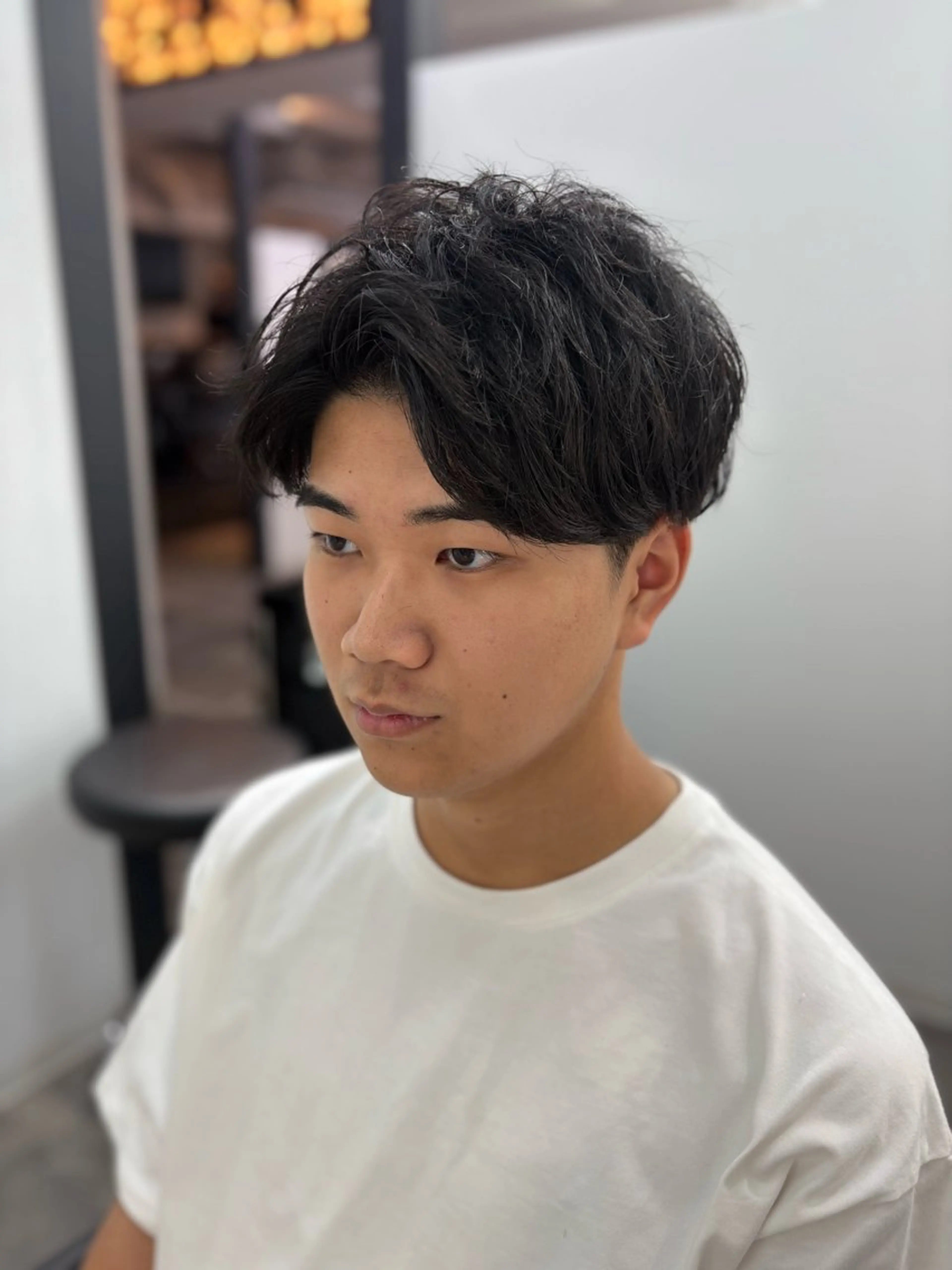 ショート パーマ メンズ センターパート フェザーパーマ メンズパーマ カット パーマ CHELSEA  梅田所属・OKADA/メンズ /カット/眉/縮毛のヘアスタイル