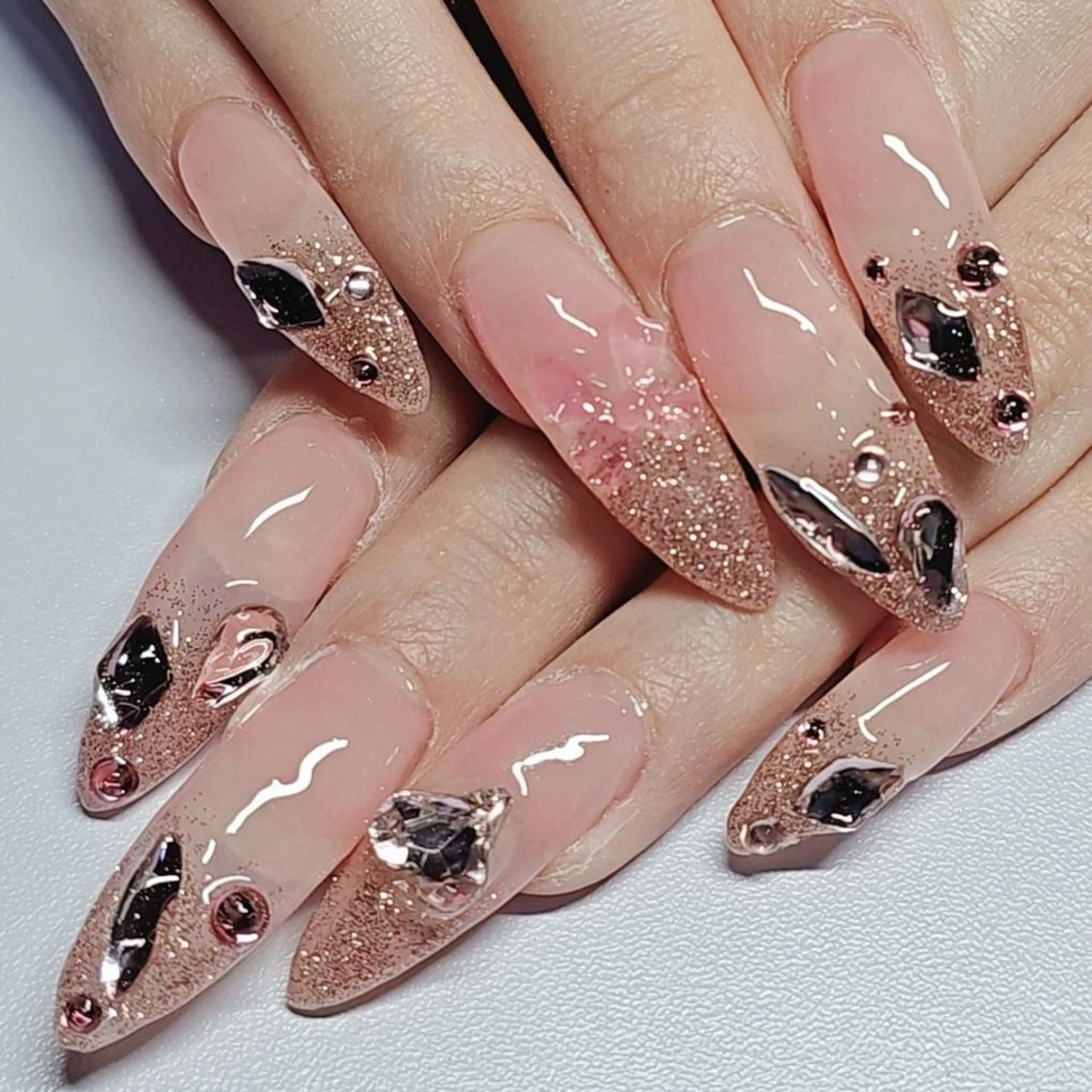 ネイル グラデーション ラメ(グリッター) 持ち込み ピンク ピンクベージュ ハンドネイル よしだ ひろきのネイルデザイン