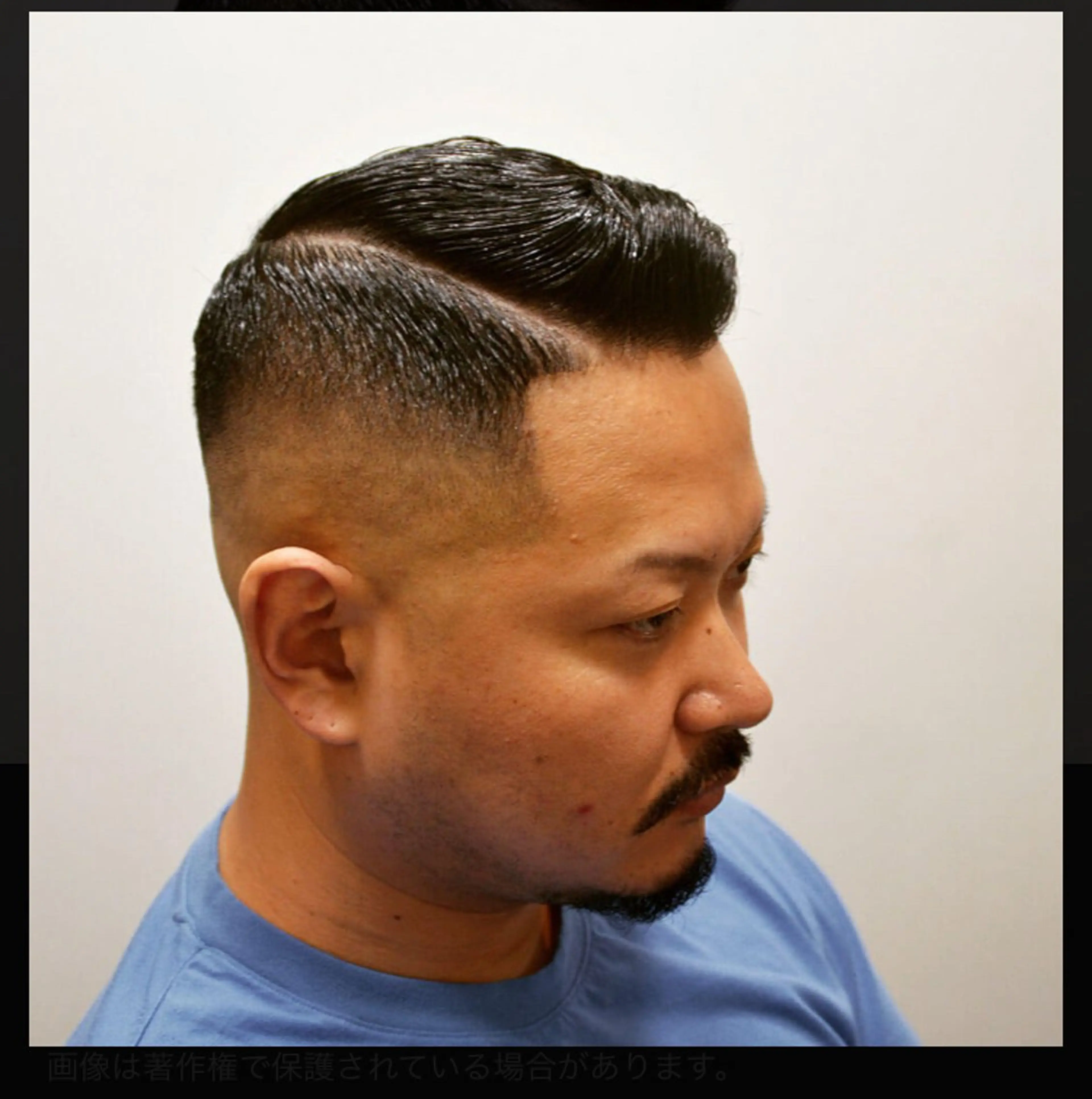 カット　サイドパートのスキンフェードスタイルの写真