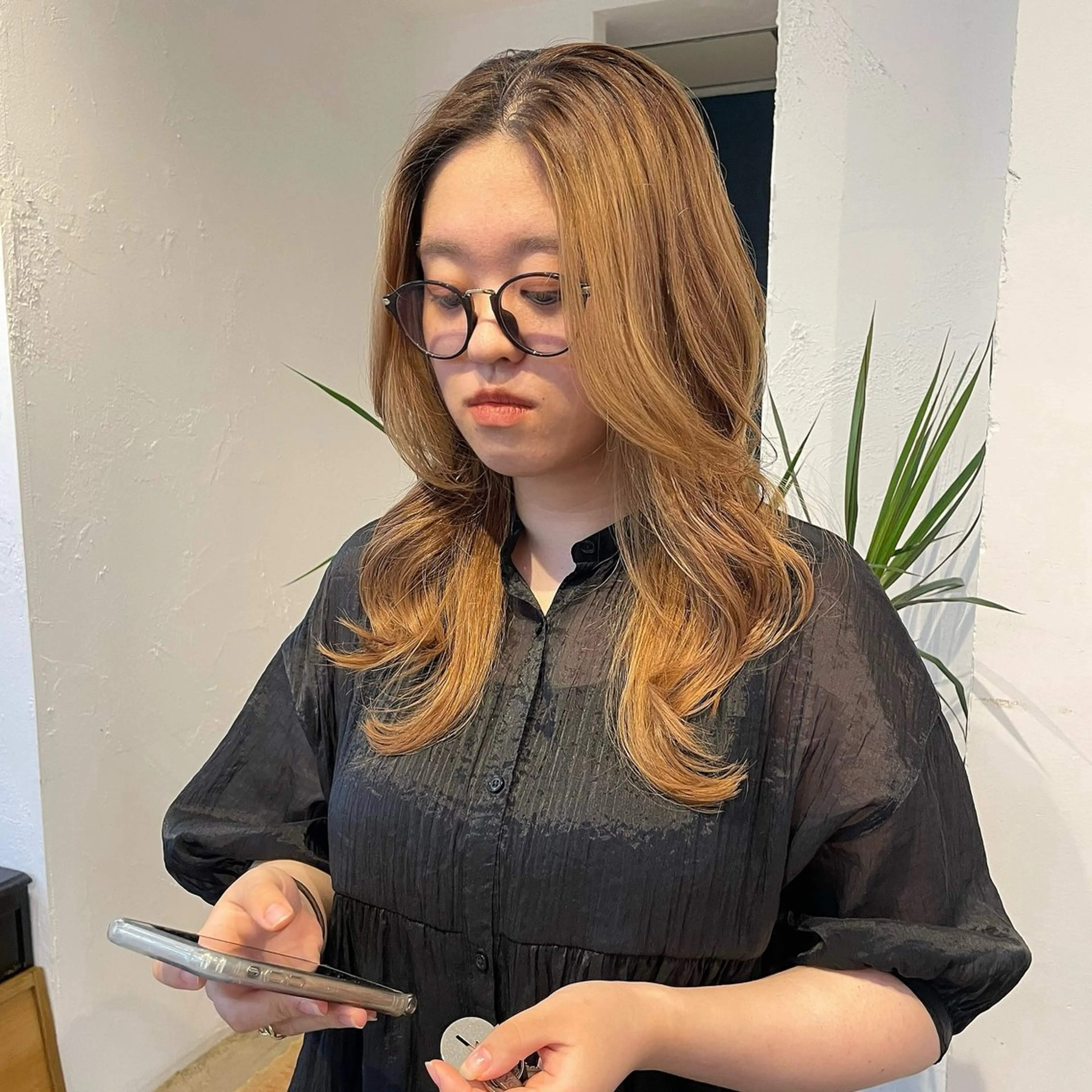 ロング mina / 透明感ベージュカラーのヘアスタイル