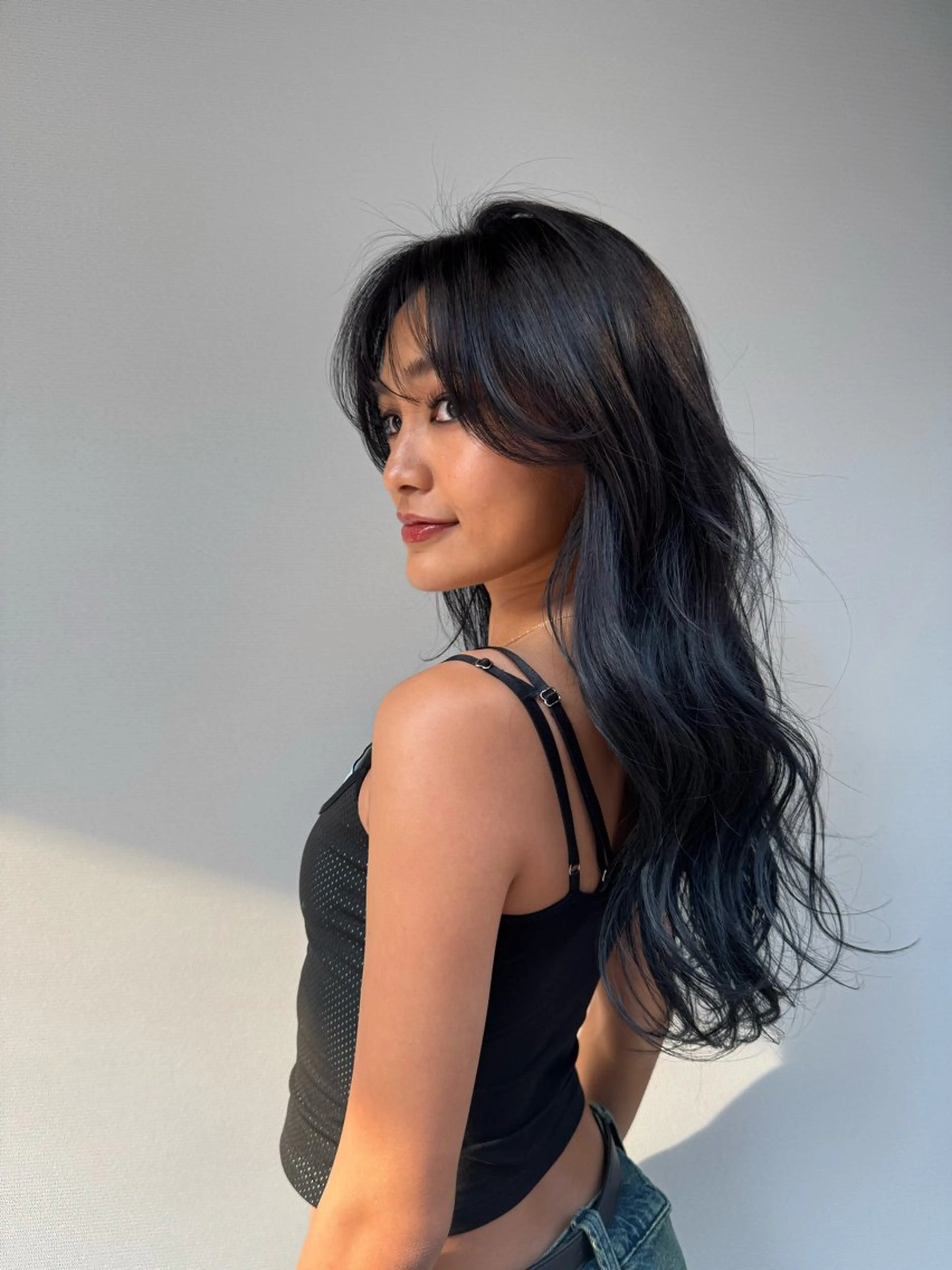 ロング カラー 黒髪 ブルーカラー ブルーブラック レイヤーカット ナガミネアリサ/ 学芸大学/海外ヘアのヘアスタイル