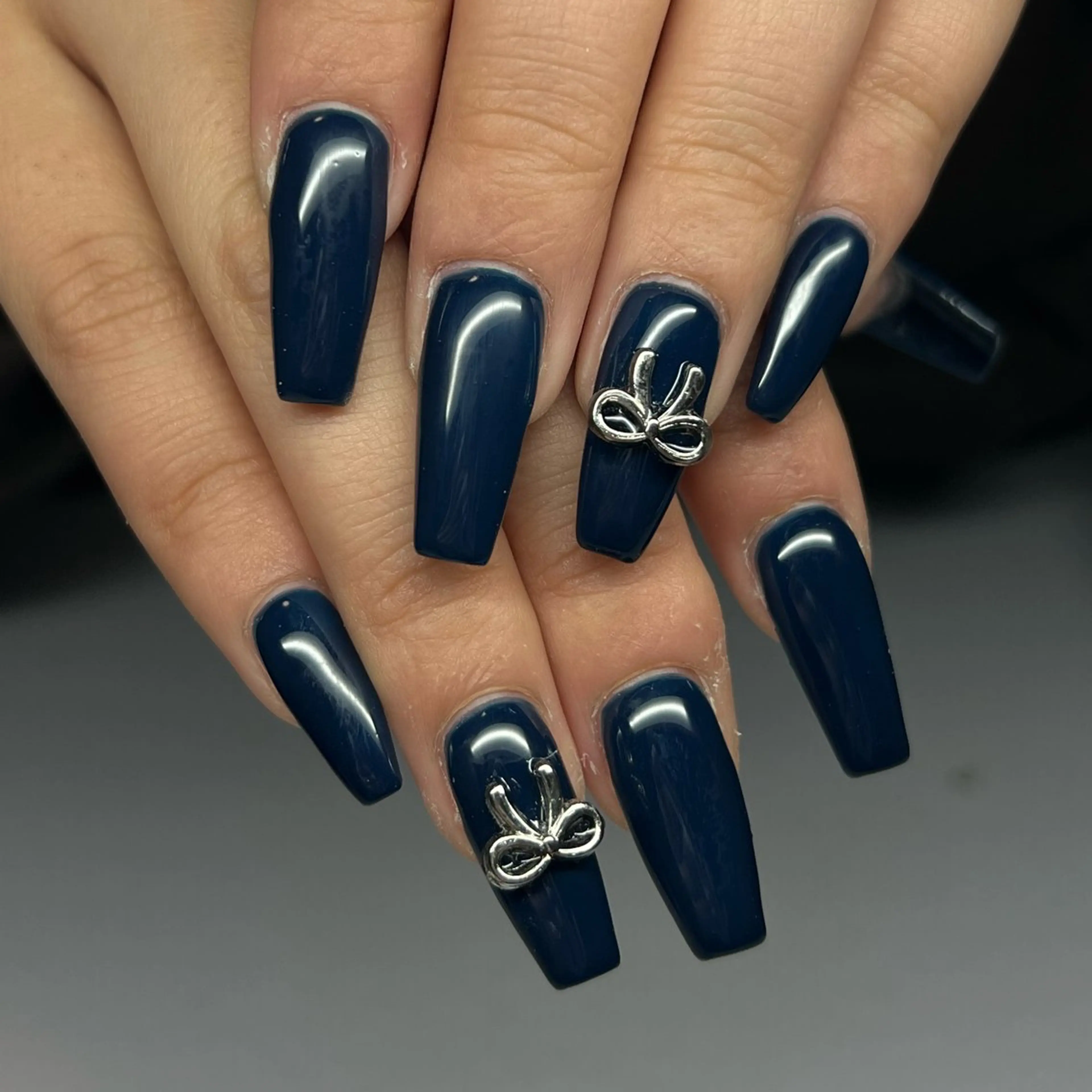 ネイル ネイビー ワンカラーネイル リボン ⁸ᵃᵖᵖʸ🐝⋆゜ MöEのネイルデザイン