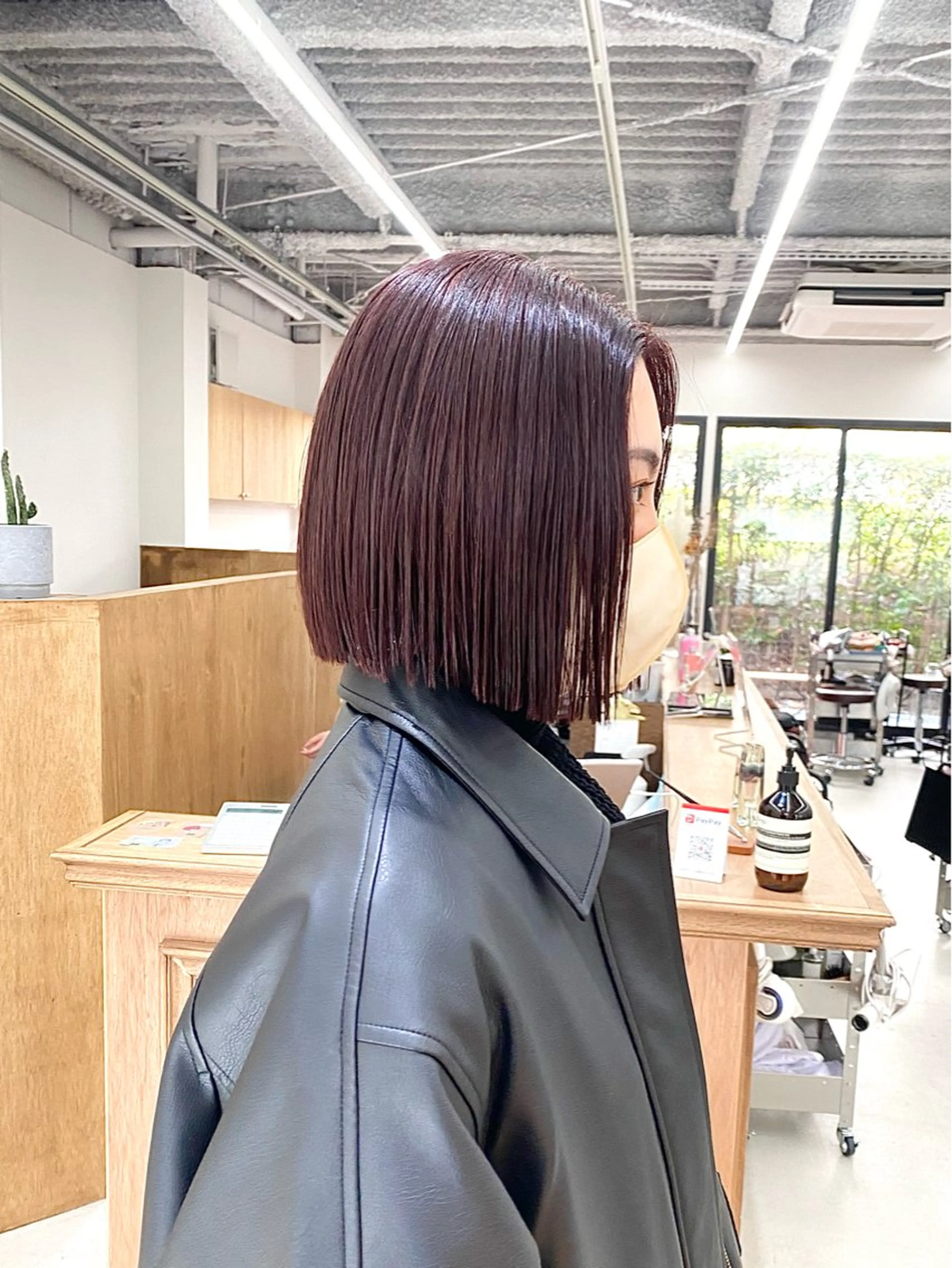 ミディアム カラー ヘアアレンジ 切りっぱなしボブ ラベンダーカラー レッドカラー ボブ カット ヘアカラー トリートメント ハル🌸柔色/ ブリーチなし/艶髪のヘアスタイル