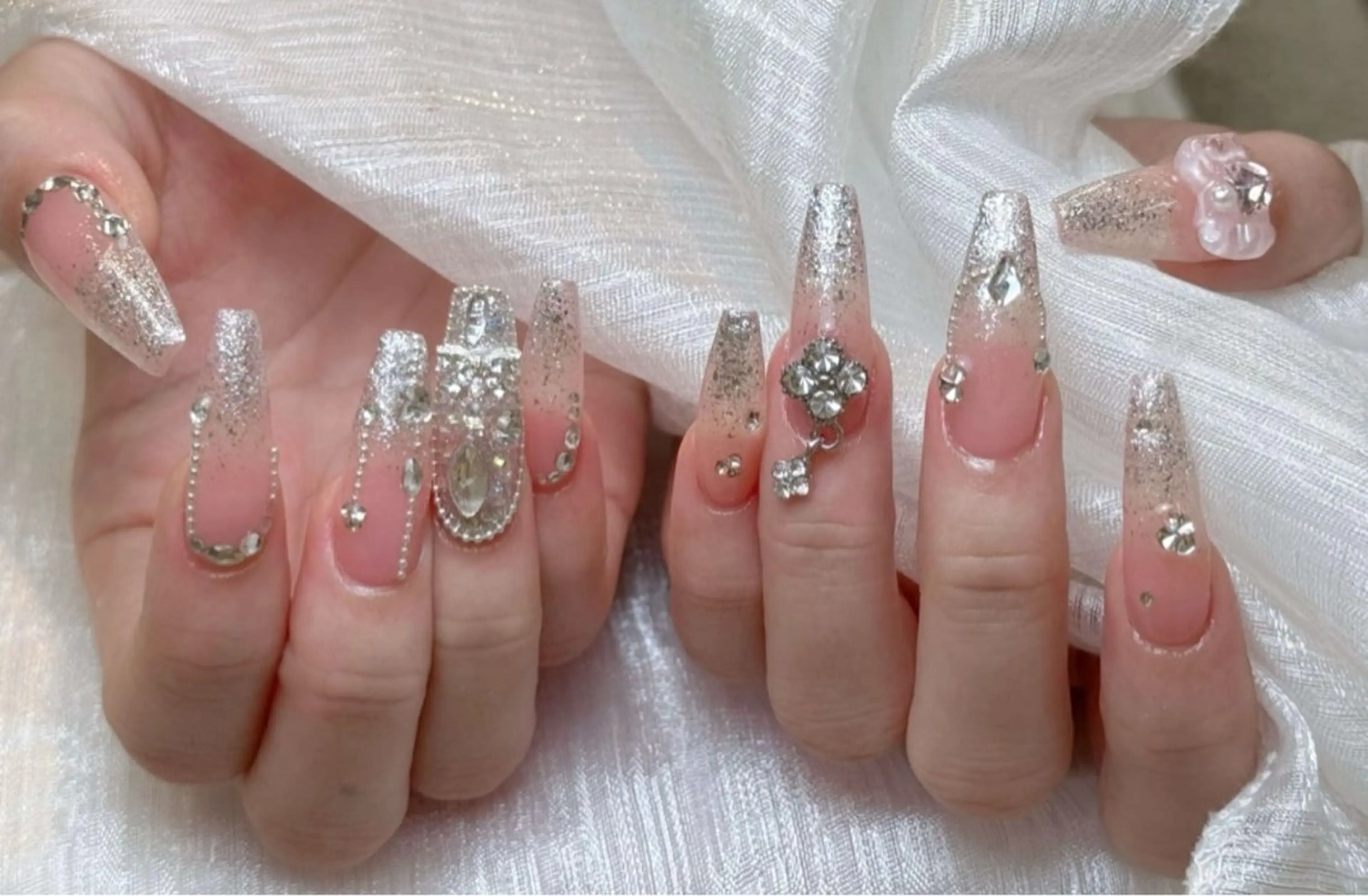 ネイル グラデーション キラキラネイル ワンカラーネイル 冬ネイル Jenn Nail Salonのネイルデザイン