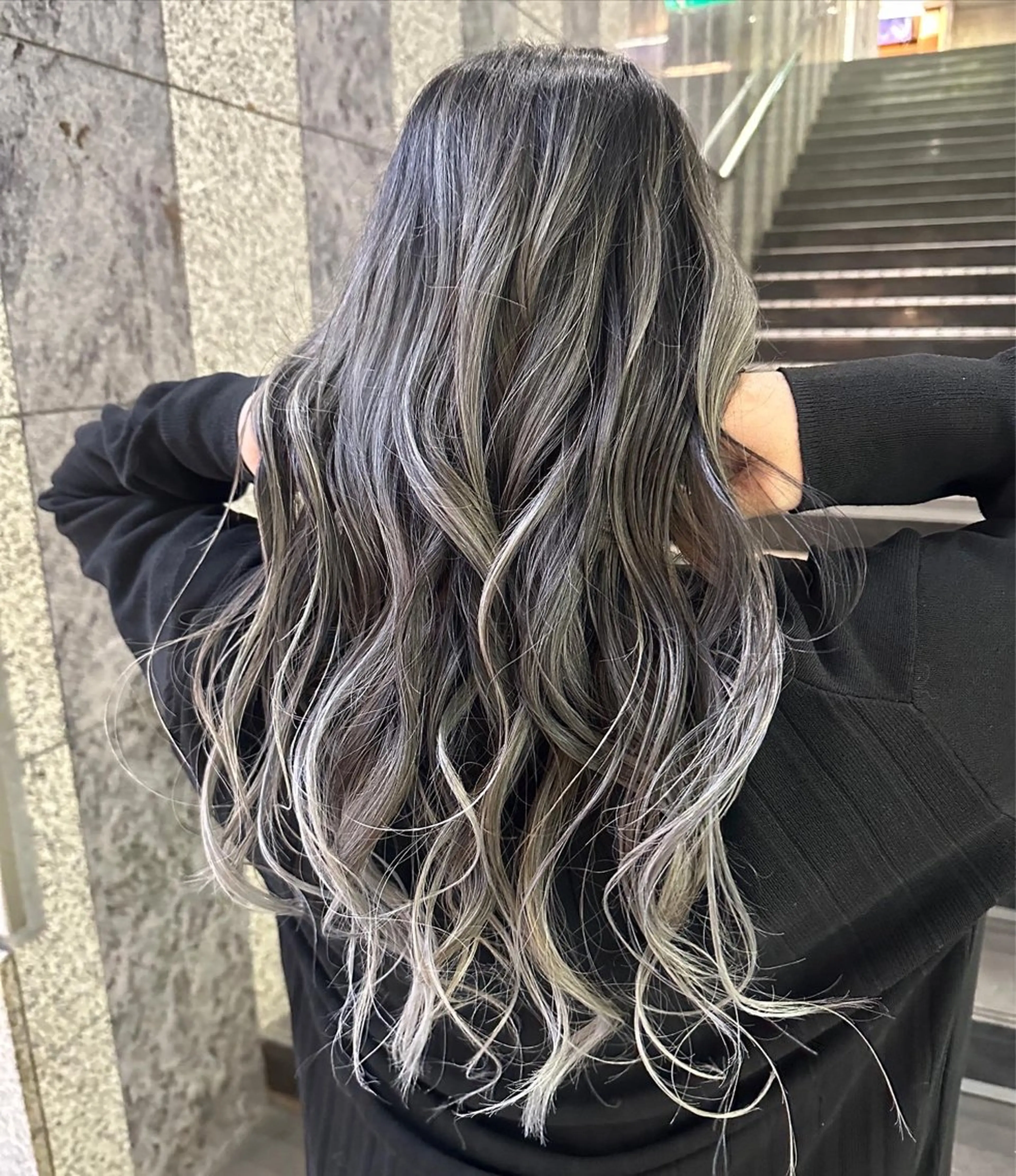 ロング レイヤーカット eL HAIR SALON なんば店所属・ブリーチカラー特化 /焼田貴明のヘアスタイル