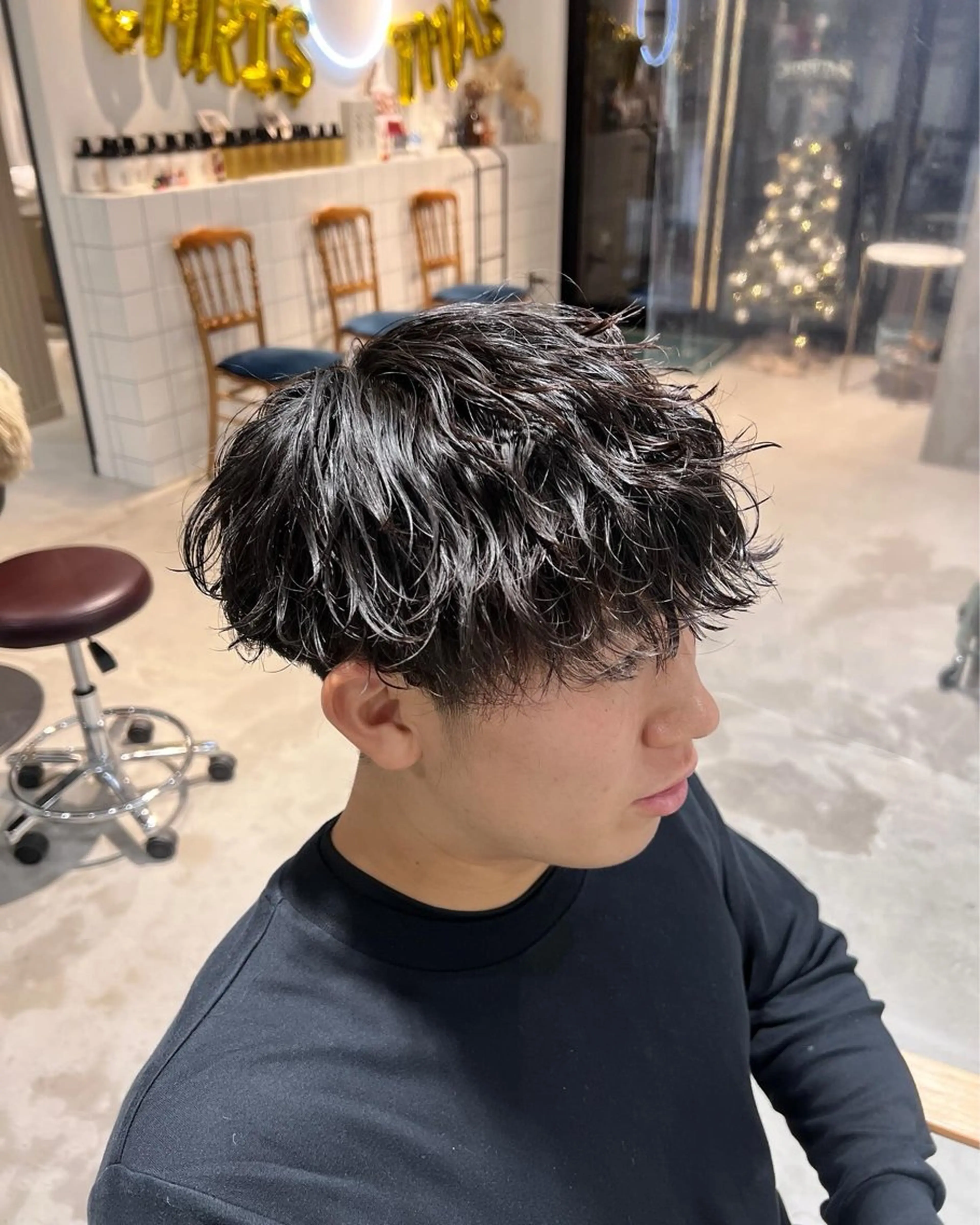 ミディアム パーマ メンズ ミディアムパーマ メンズパーマ 波巻きパーマ カット パーマ メンズカットパーマ ✂️ JOYAのヘアスタイル