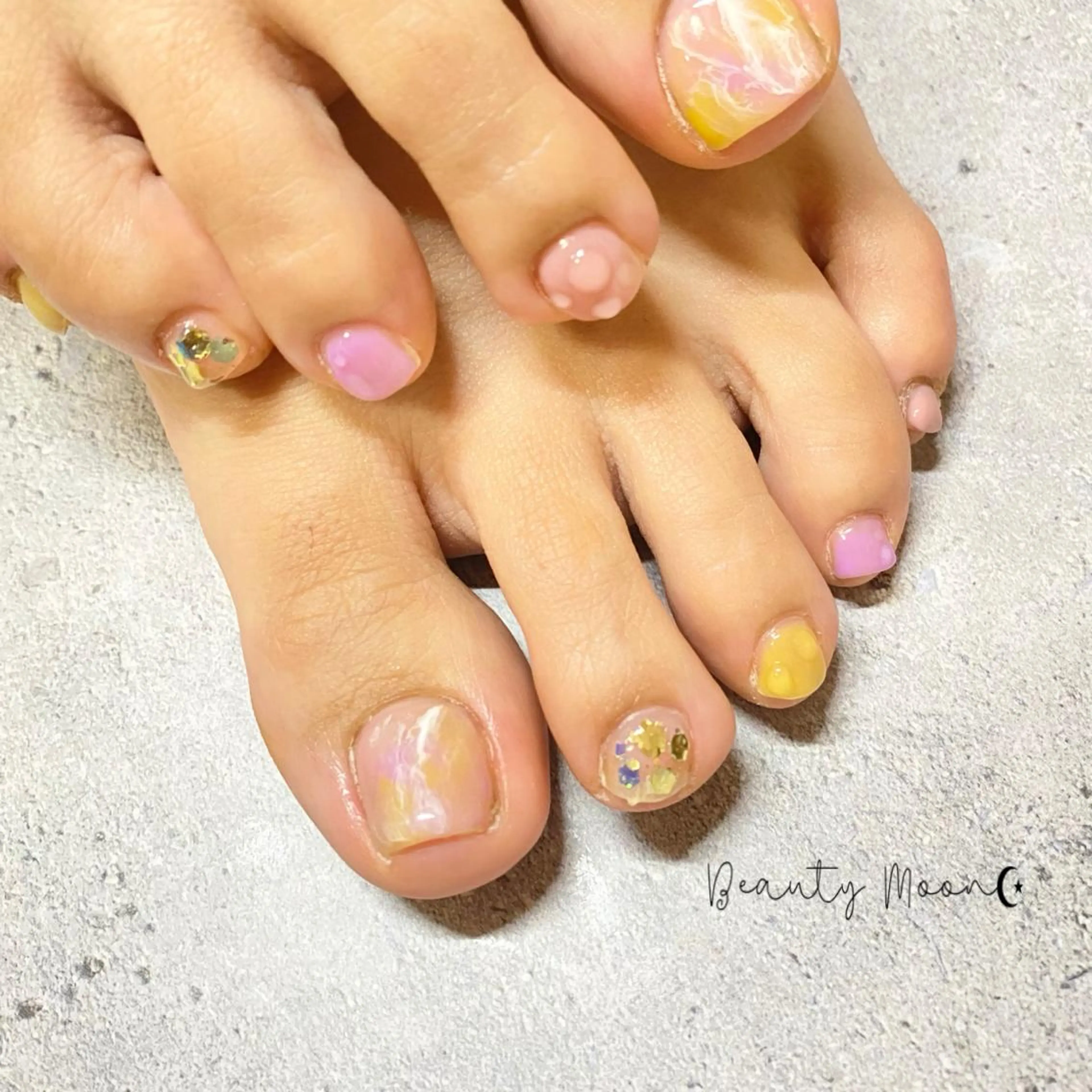 ネイル アートネイル ハート ニュアンスネイル beauty ☪︎moonのネイルデザイン