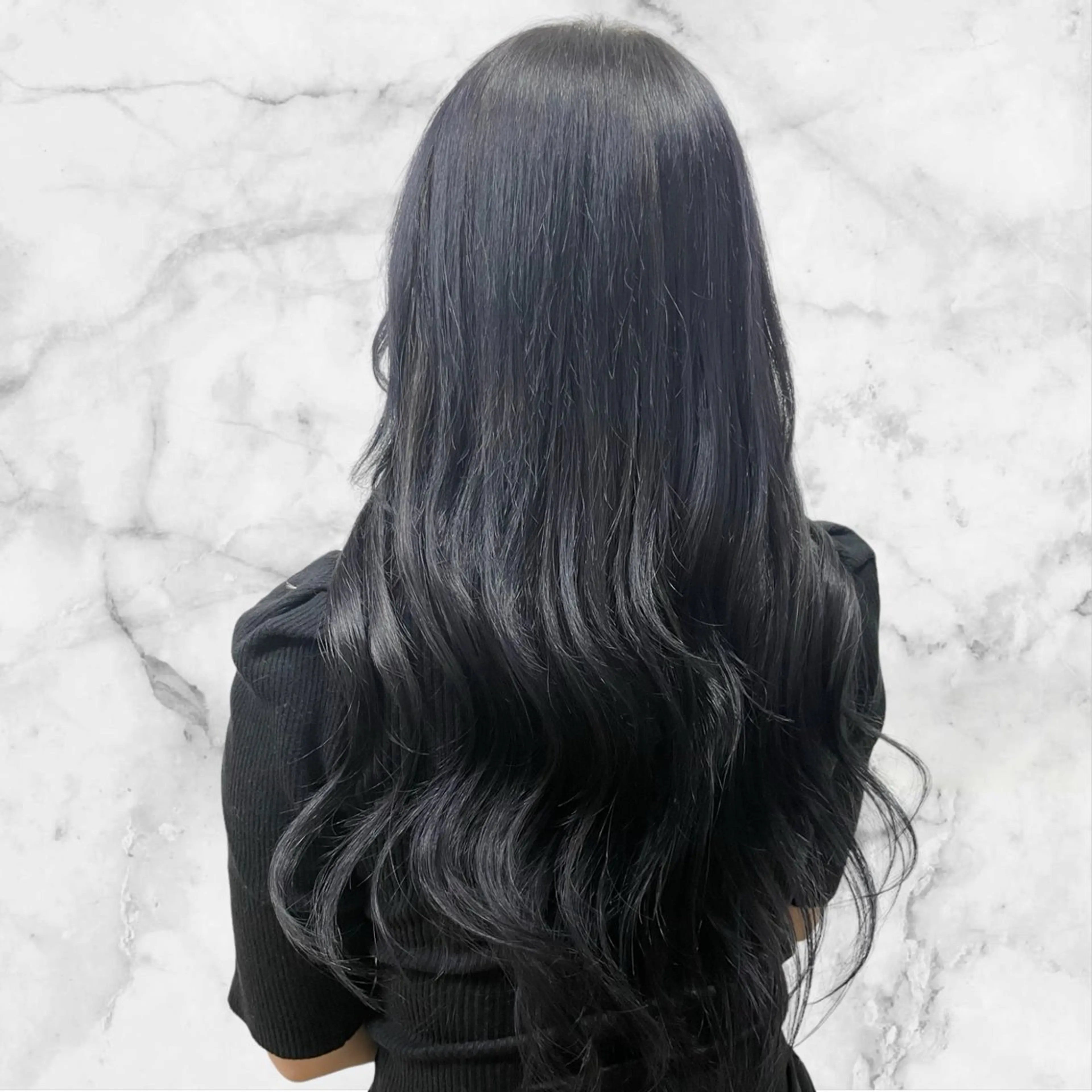 ロング カラー 黒髪 ブリーチ ブルーカラー ブルーブラック ヘアカラー セルバ所属・HIRORO ブリーチ/ハイトーンのヘアスタイル