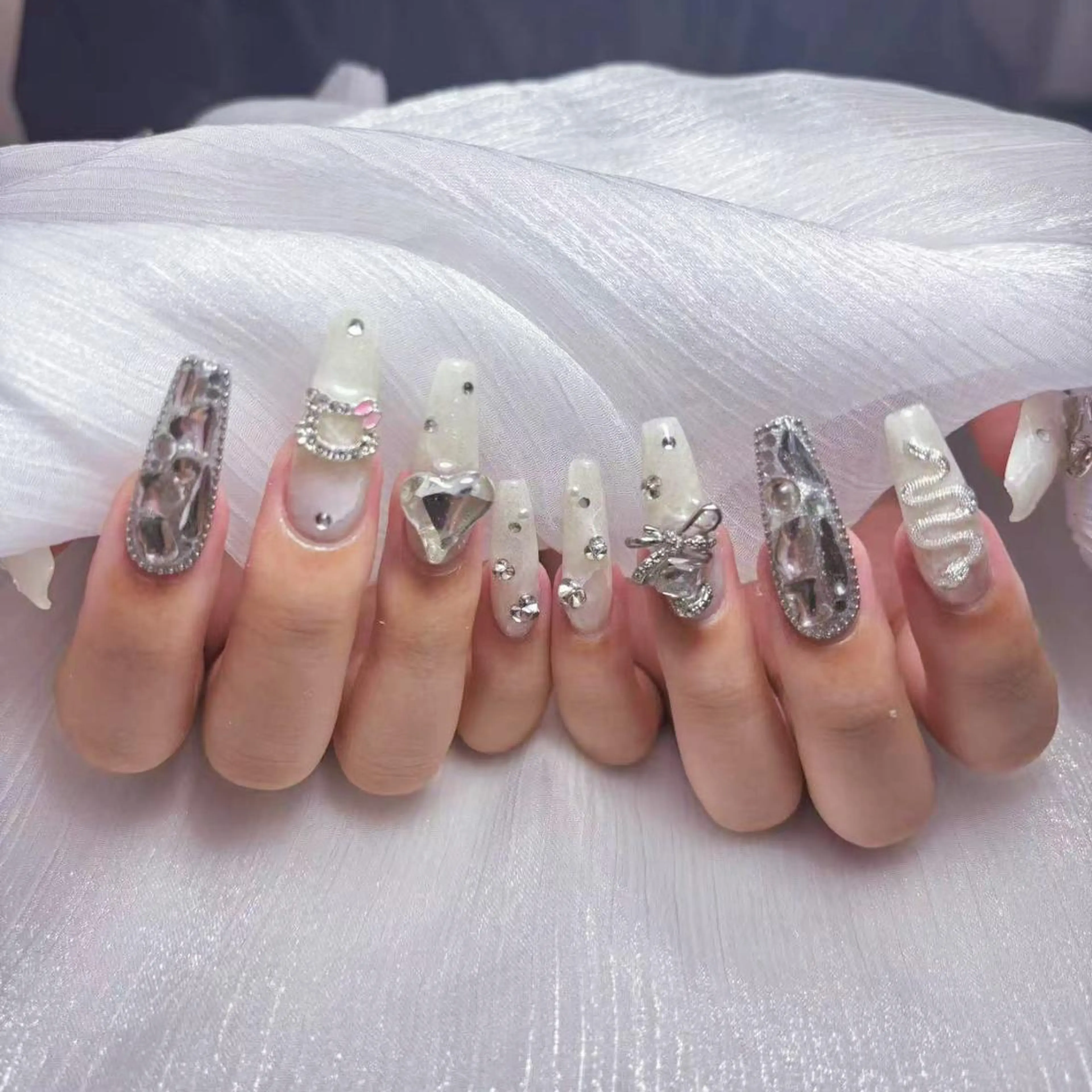 ネイル アートネイル オーロラネイル ガーリー キラキラネイル マグネットネイル ハンドネイル DIAMOND 💅のネイルデザイン