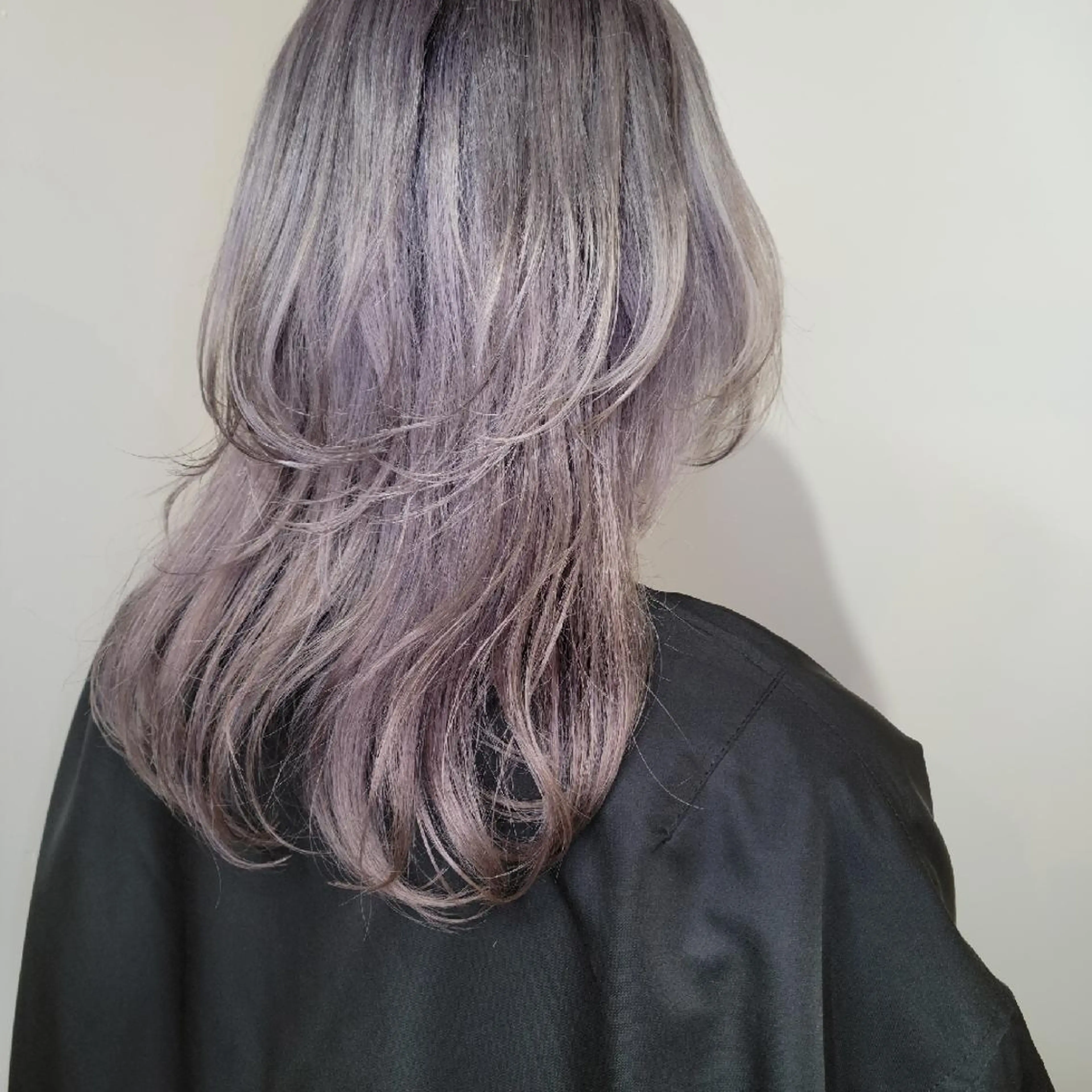 セミロング ウルフカット カット ヘアカラー トリートメント 🇰🇷透明感×ハイ トーン🌟tomoのヘアスタイル