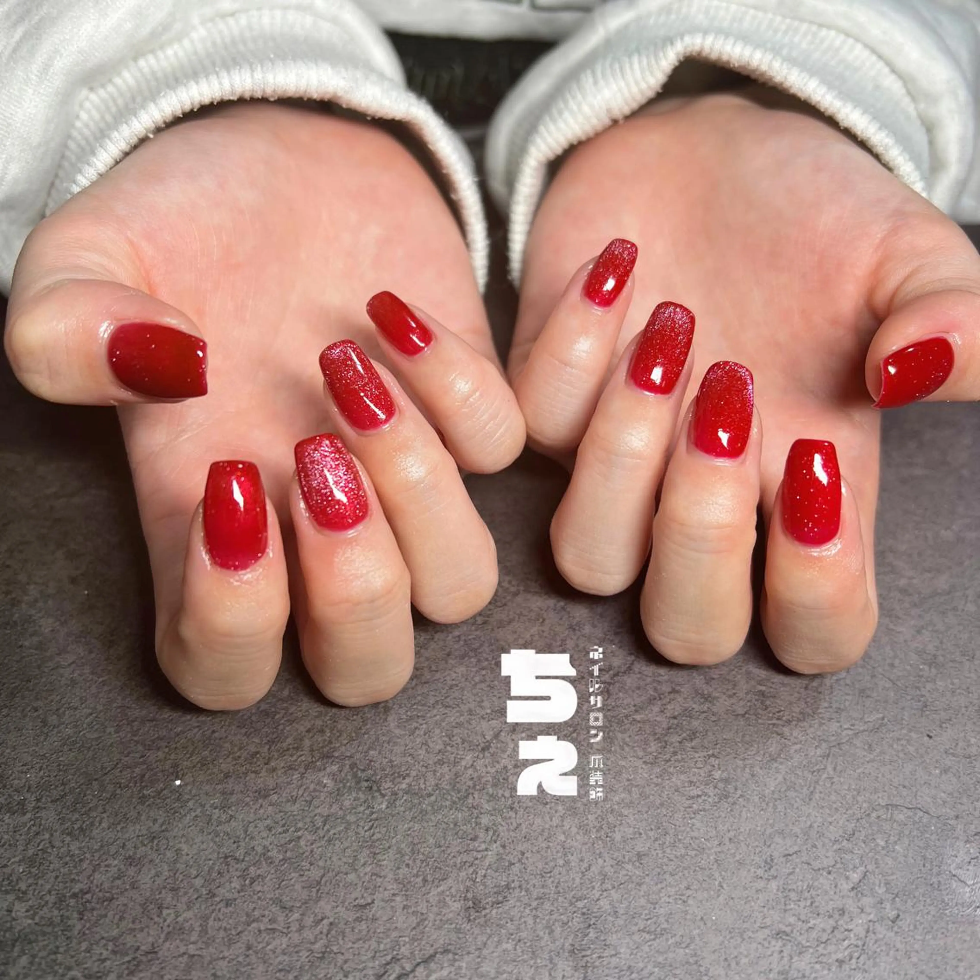 ネイル マグネットネイル 赤色 nail salon CHEのネイルデザイン