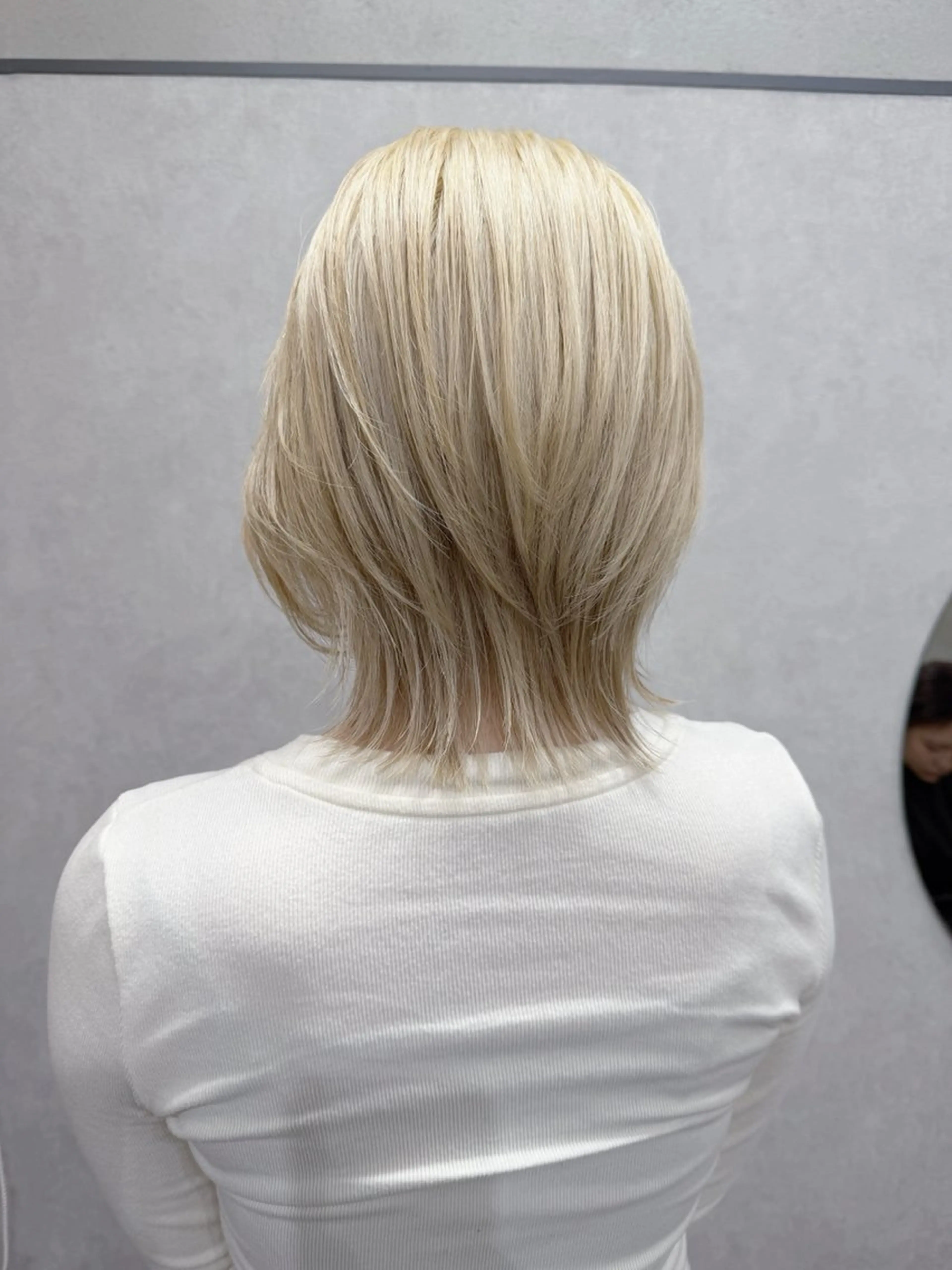 ミディアム カラー 抜きっぱなしブロンド ブロンド レイヤーカット ヘアカラー トリートメント AiM 大名　似合わせカットのヘアスタイル