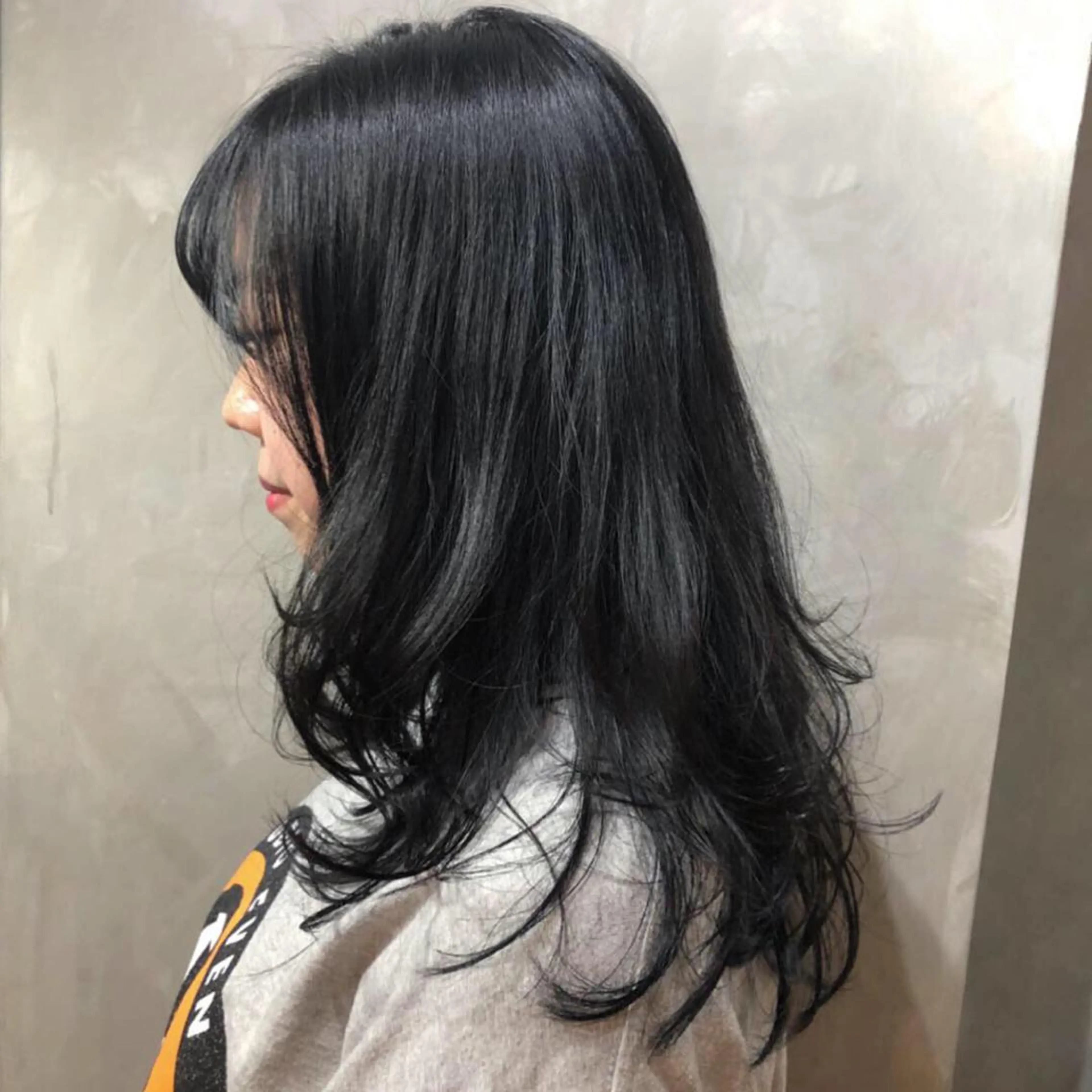 セミロング カラー 黒髪 ブルーカラー ブルーブラック ウルフカット friity所属・🕊️ HONOKAのヘアスタイル