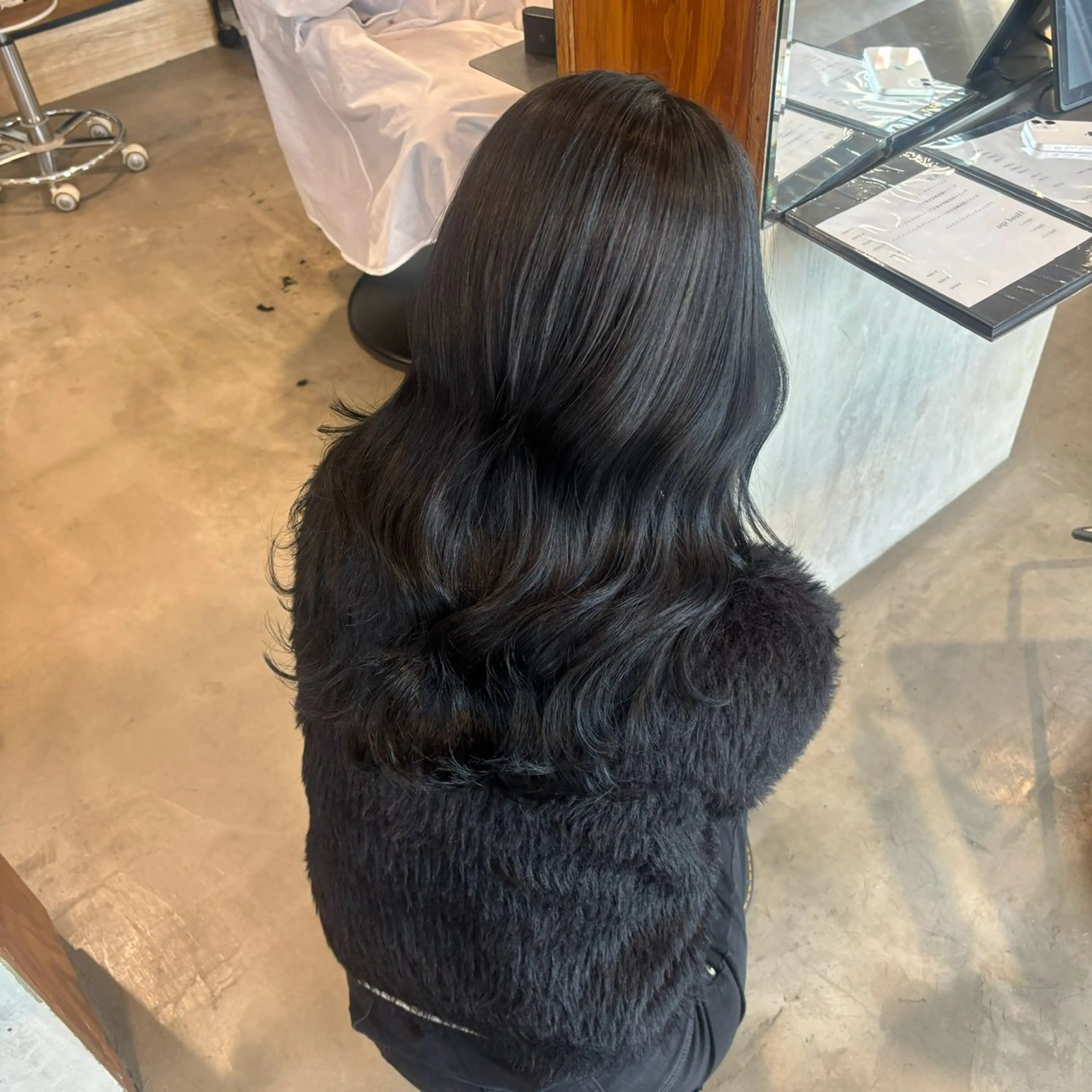 ロング カラー グレージュ 小木曽 里華のヘアスタイル