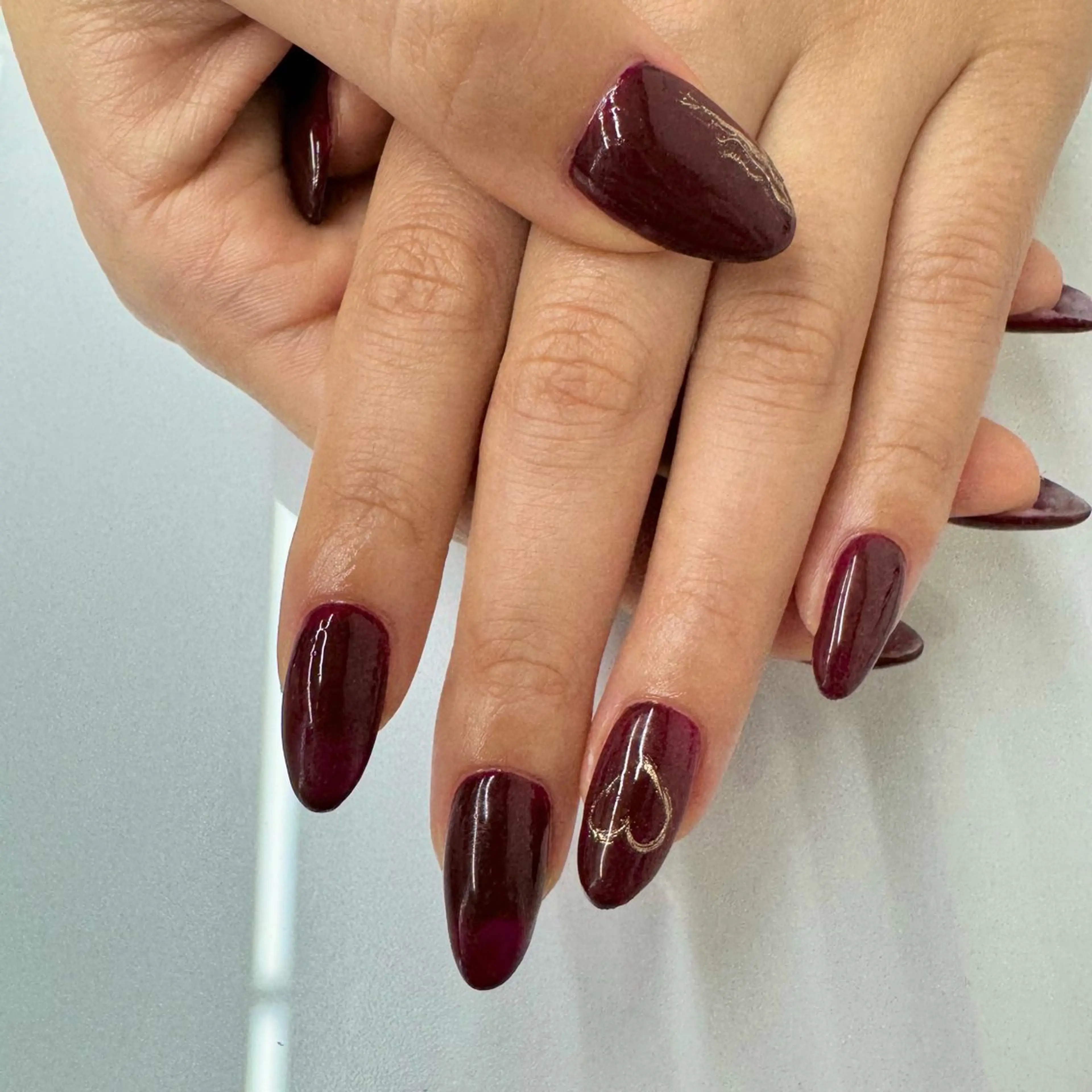 ネイル ボルドー ゴールド ハート Nail Sant Esperanza by SALON DE やす所属・Sant Esperanzaのネイルデザイン