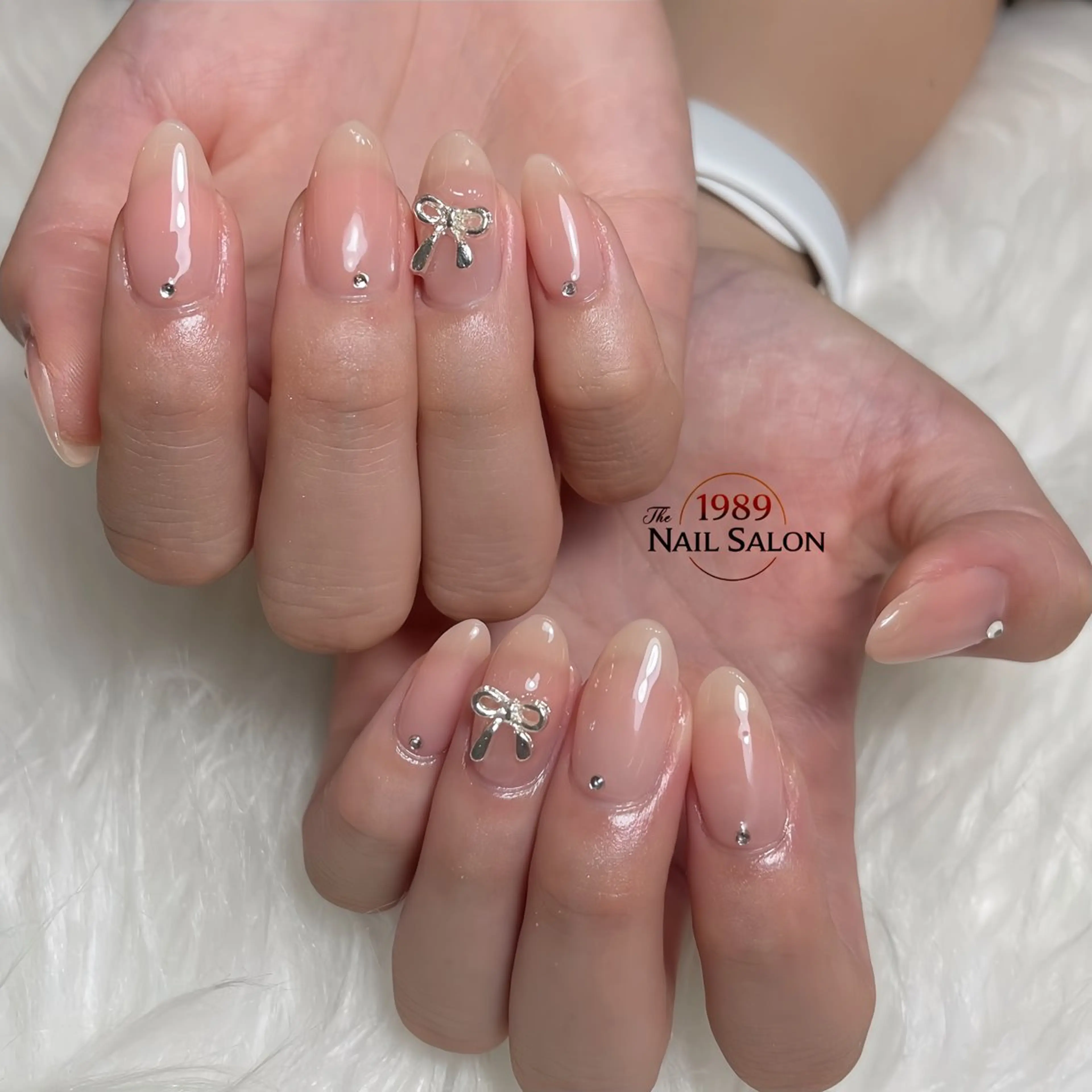 ネイル ストーンネイル ハンドネイル The 1989 Nail Salonのネイルデザイン