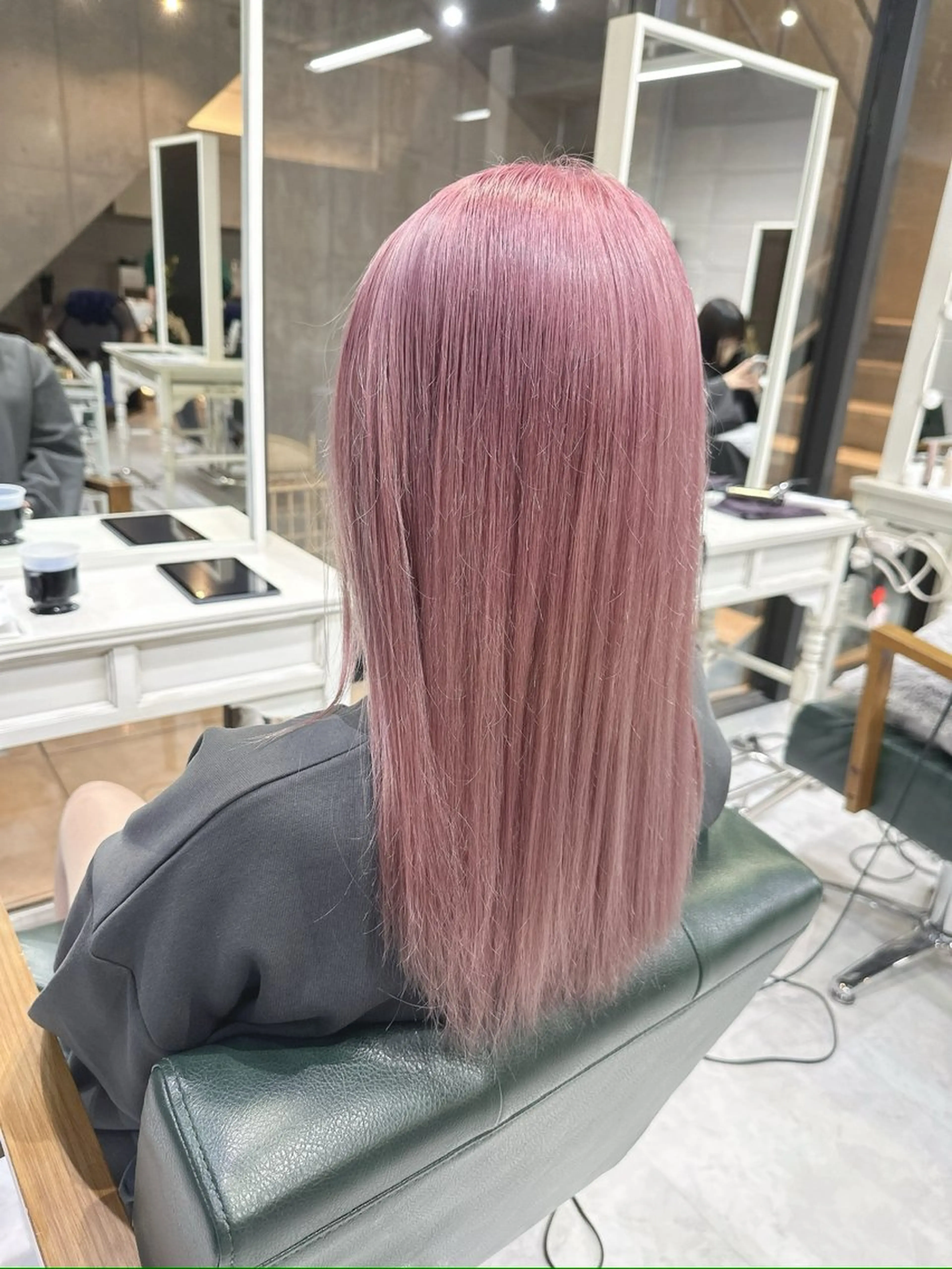 セミロング カラー ヘアアレンジ ブリーチ ケアブリーチ 透明感カラー デザインカラー ハイトーンカラー ヘアカラー トリートメント 𝐑𝐈𝐍𝐊𝐀 🐷🖤のヘアスタイル
