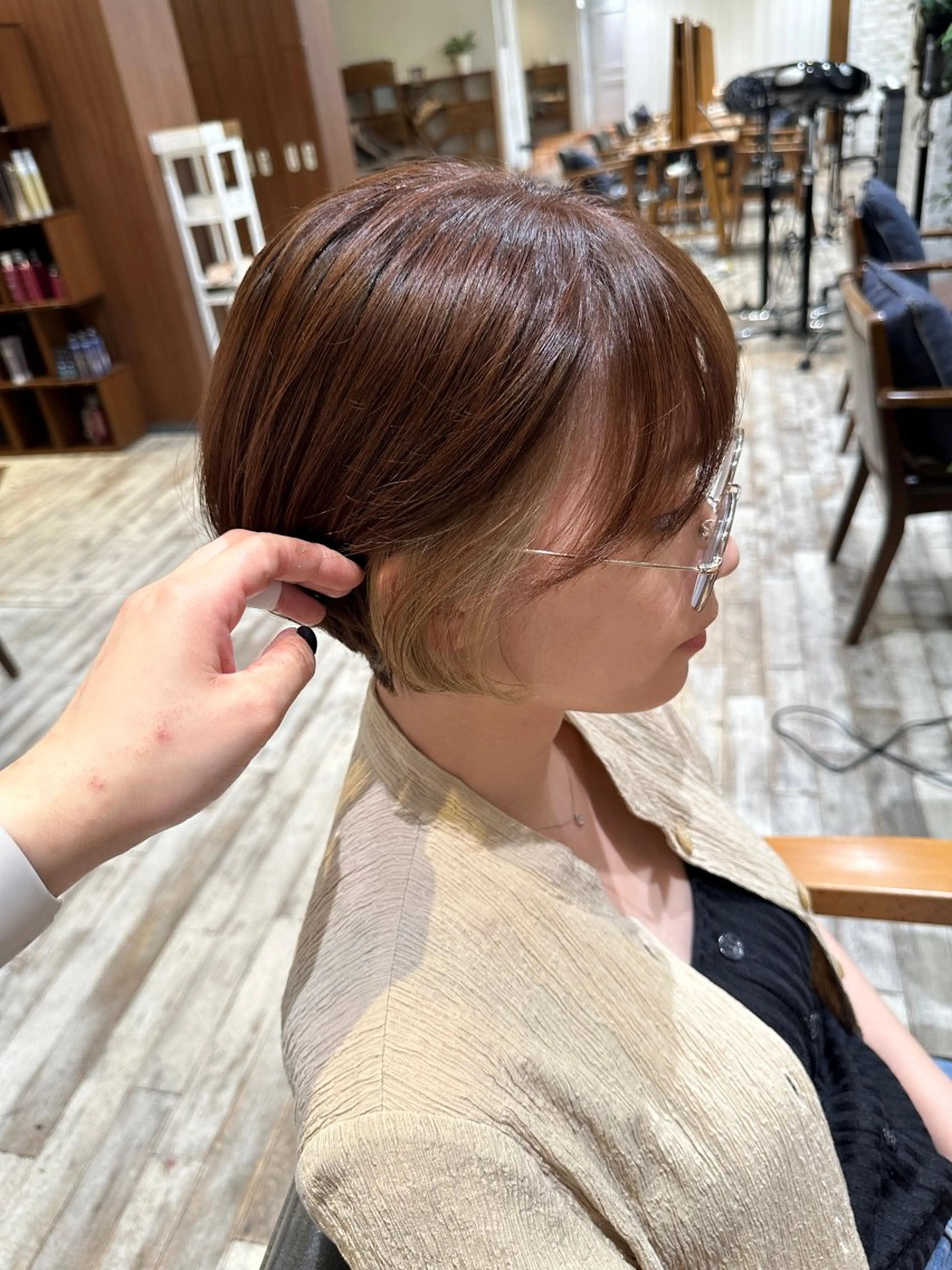 ショート カラー ベージュカラー ブリーチ ヘアカラー Aura所属・丸山 心 / 艶カラーのヘアスタイル