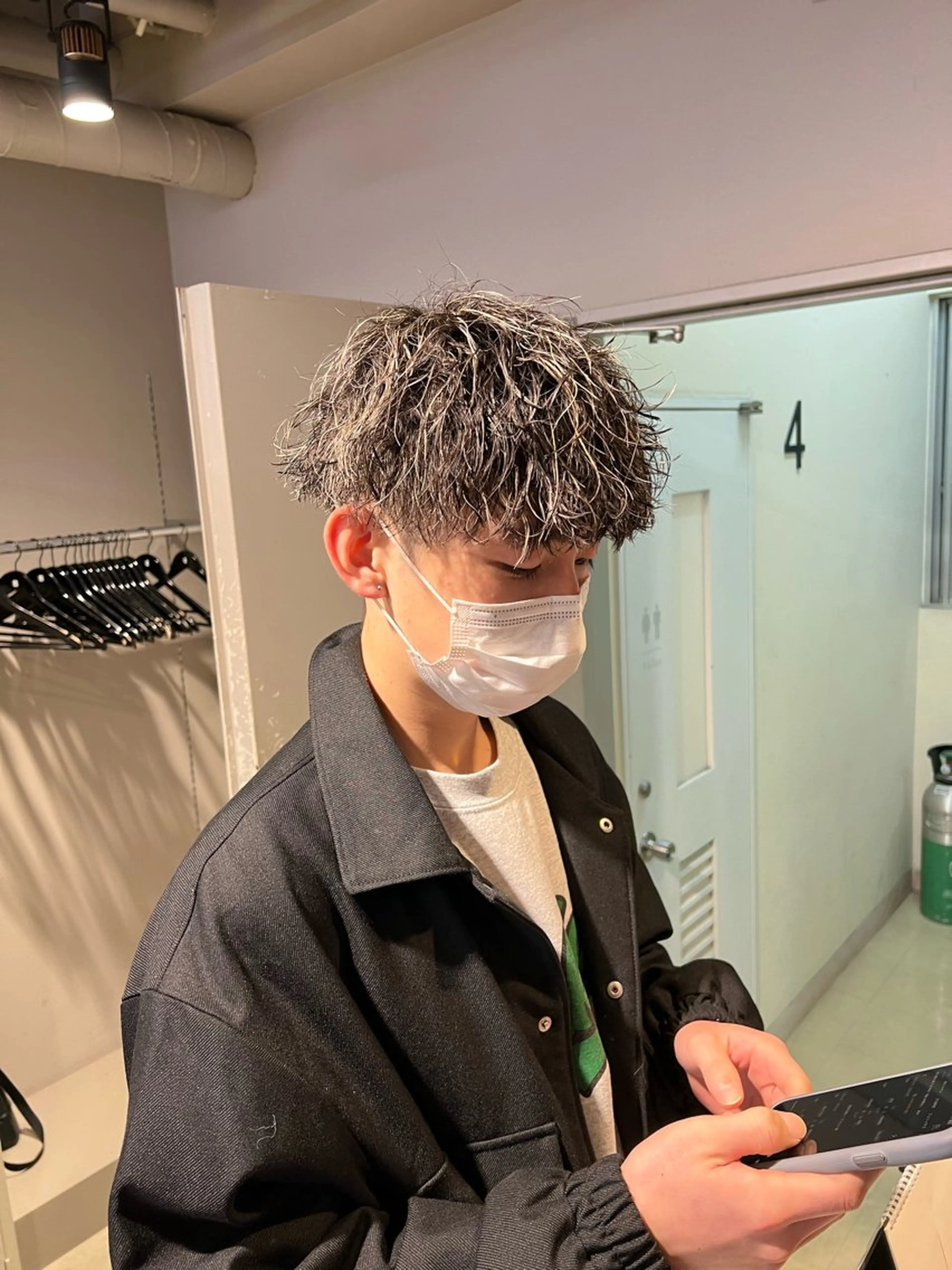 ミディアム パーマ メンズ ミディアムパーマ センターパート メンズ韓国風 韓国マッシュ マッシュウルフ カット ヘアカラー トリートメント ヘッドスパ ヘアセット トレンド/レイヤー うる艶🪞CANDYのヘアスタイル