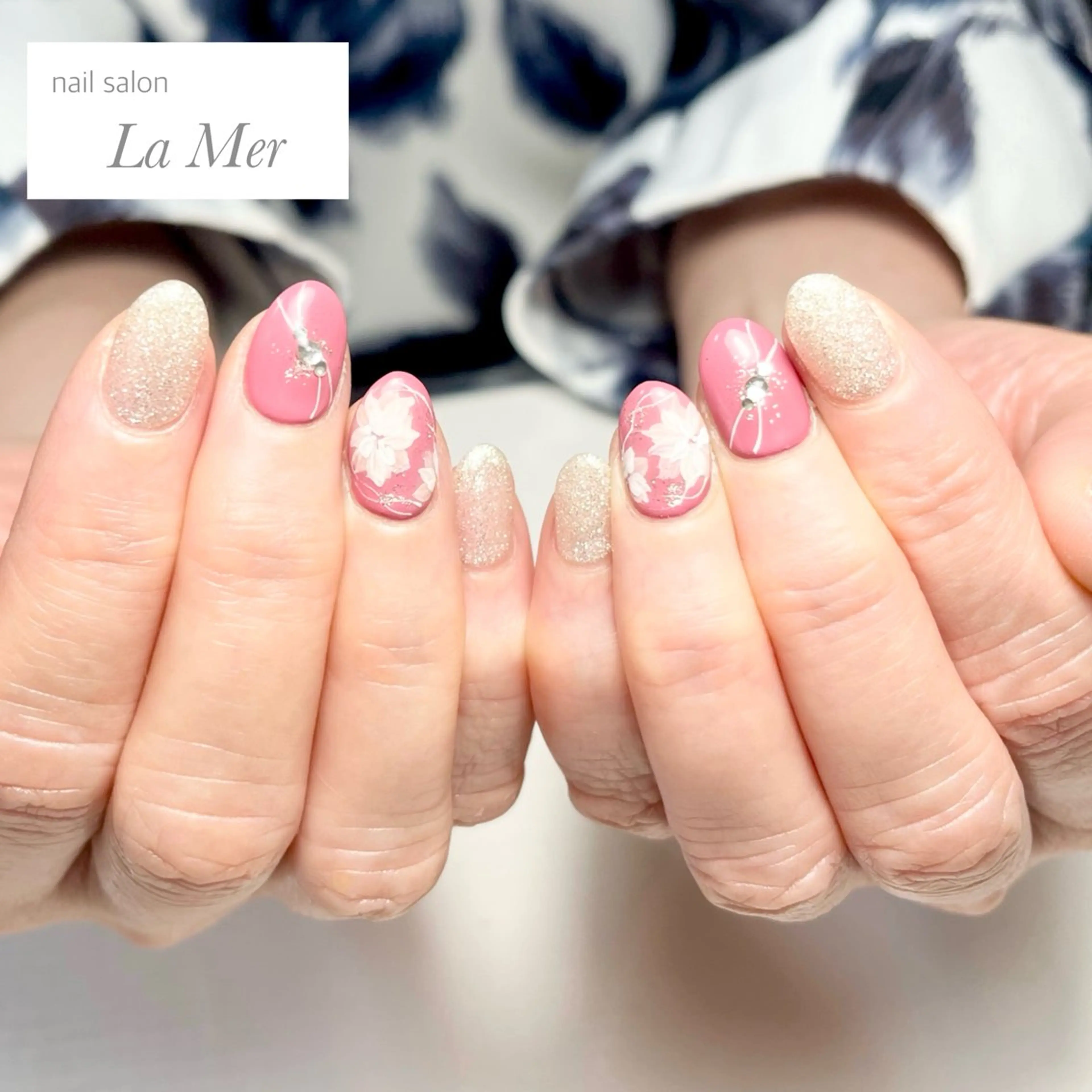 ネイル フラワーネイル ラメ(グリッター) ピンク 冬ネイル ハンドネイル nailsalon La Merのネイルデザイン