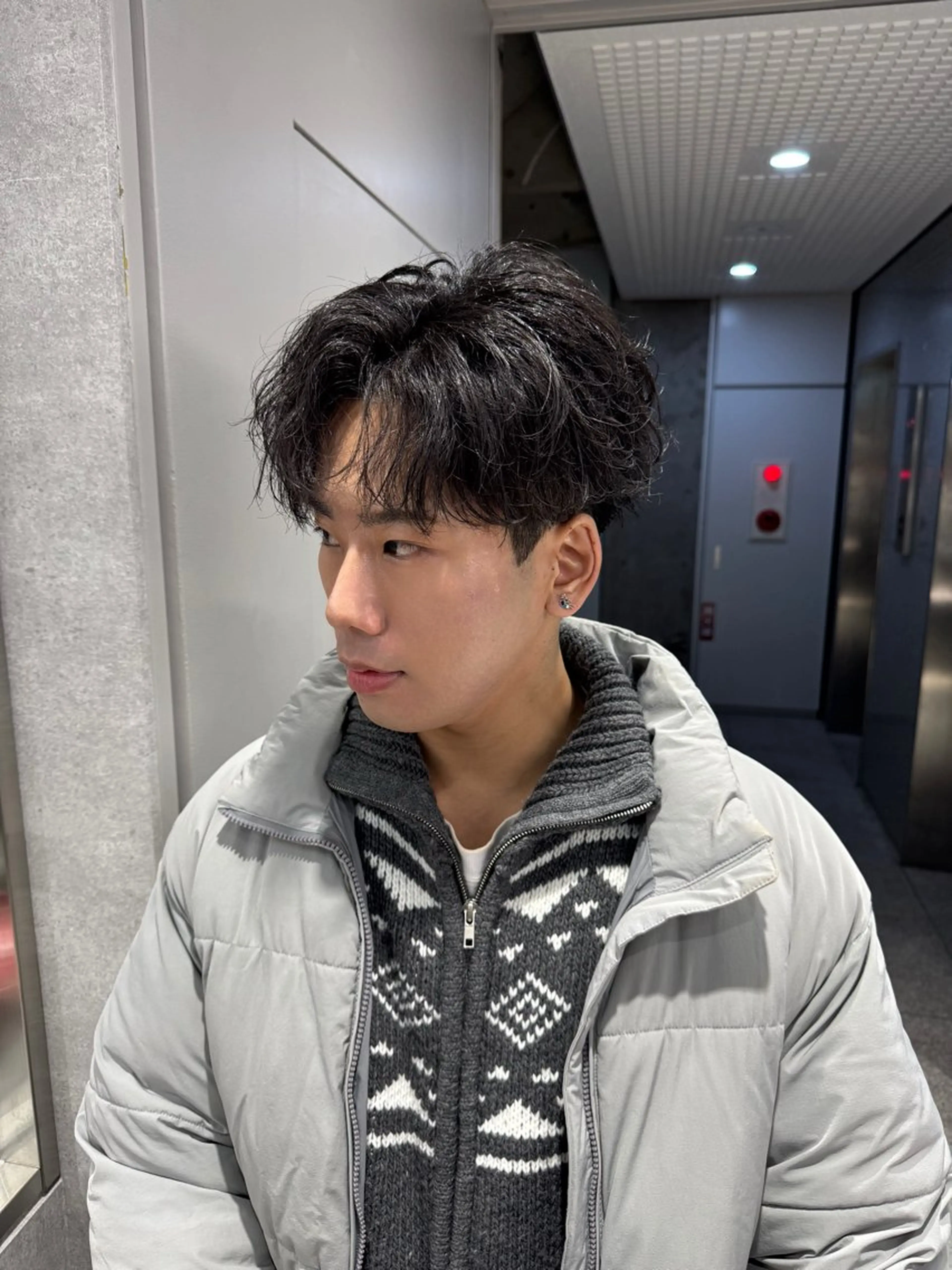 ショート カラー パーマ ヘアアレンジ メンズ メンズブリーチ センターパート フェザーパーマ メンズハイライト メンズハイトーン スパイキー/フェザー /波巻き/かいとのヘアスタイル