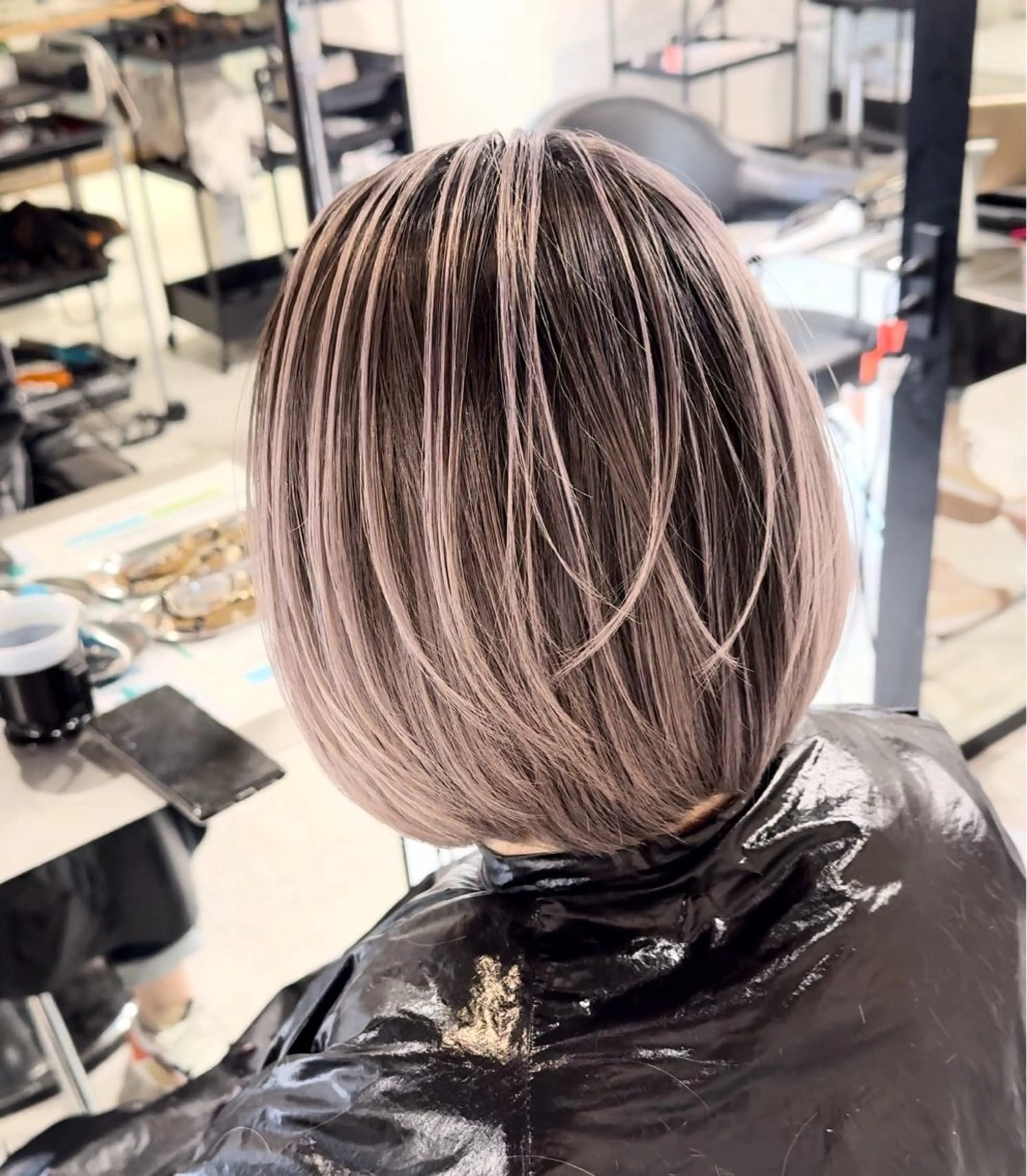 ショート カラー バレイヤージュ ベージュカラー ピンクカラー ピンクベージュ レイヤーカット 神戸で縮毛矯正/髪質 改善/お任せくださいのヘアスタイル