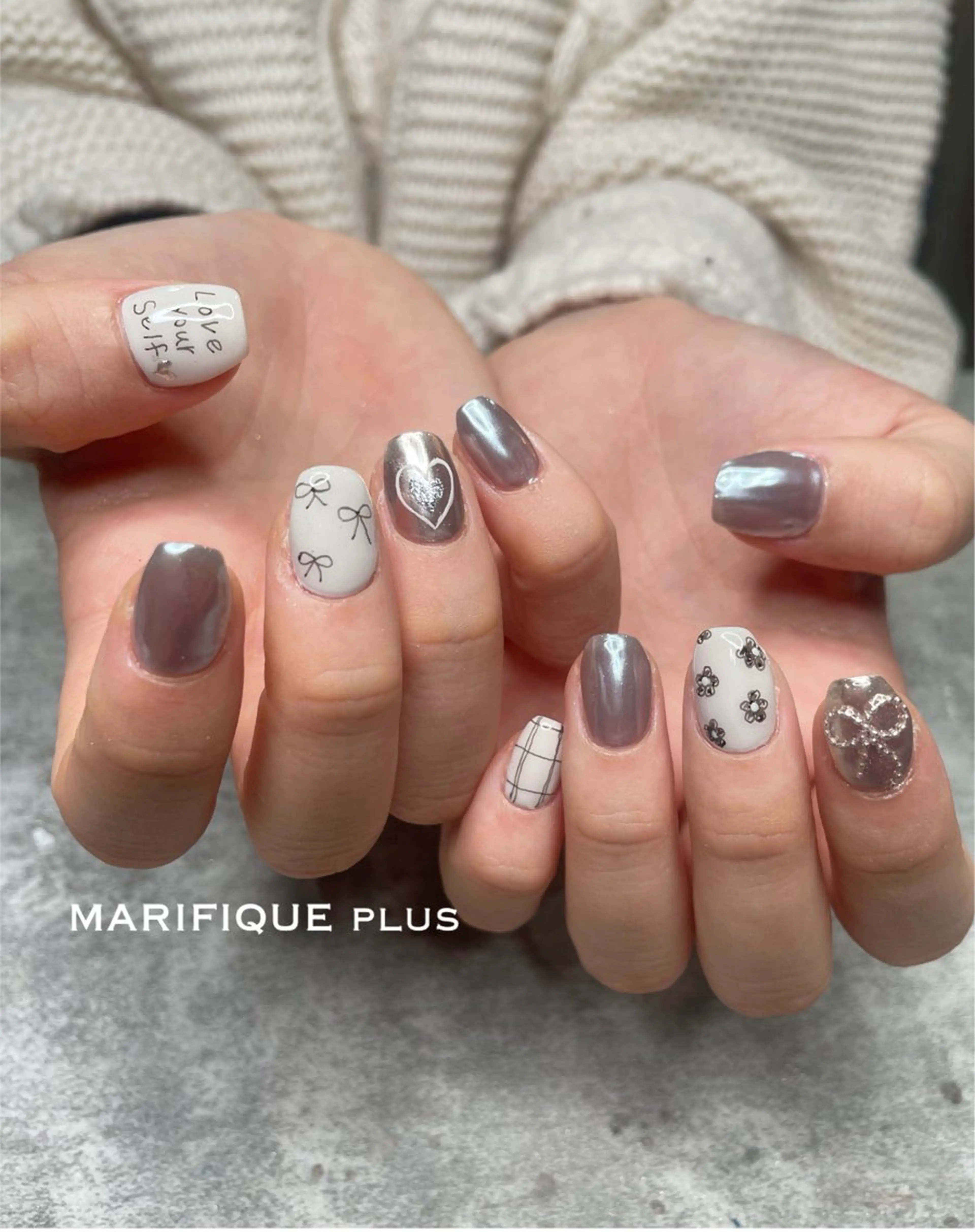 ネイル オーロラネイル リボン シルバー ホワイト ハンドネイル ma riのネイルデザイン