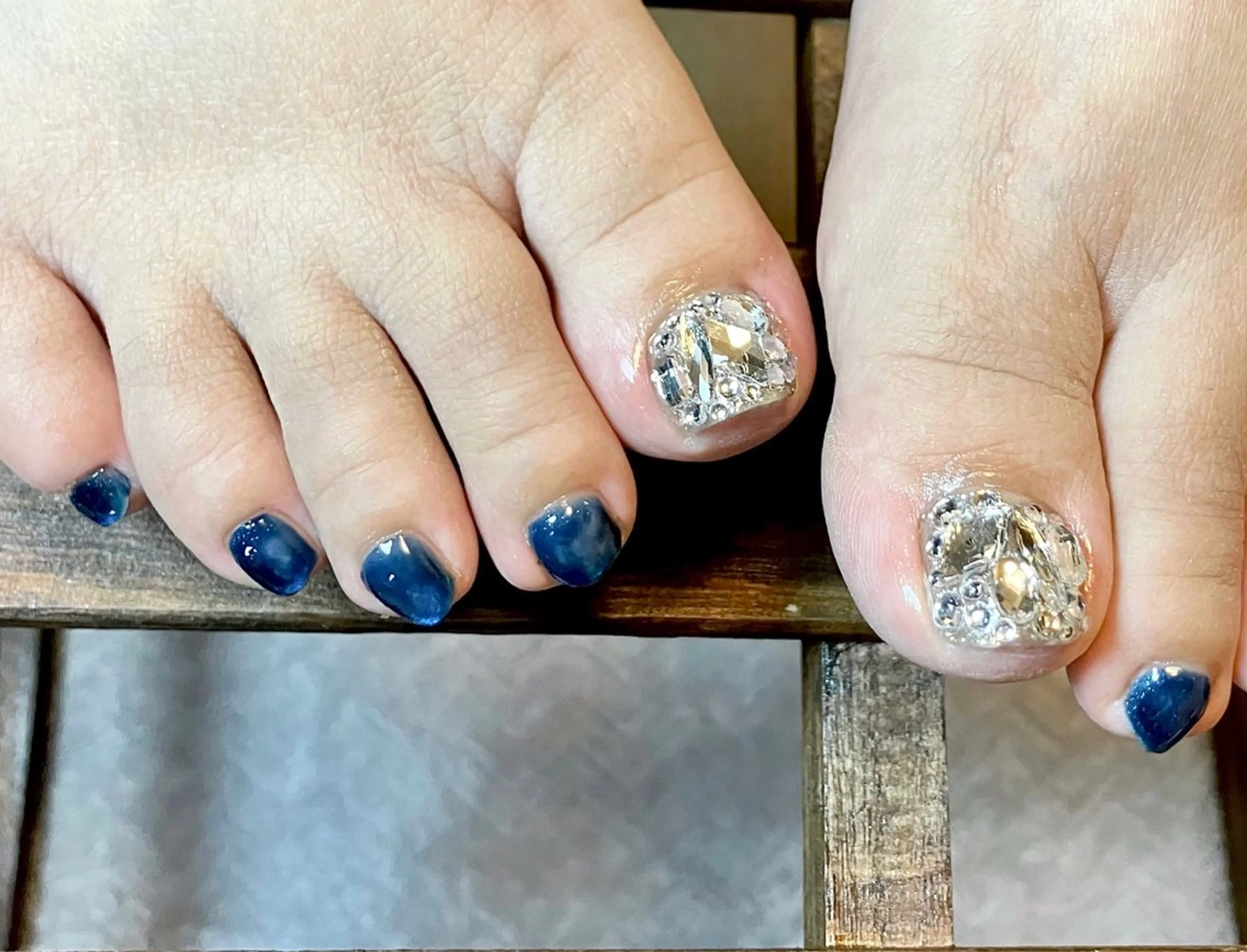 ネイル ブルー キラキラネイル マグネットネイル フットネイル Lelole 🫧マグネット🫧のネイルデザイン