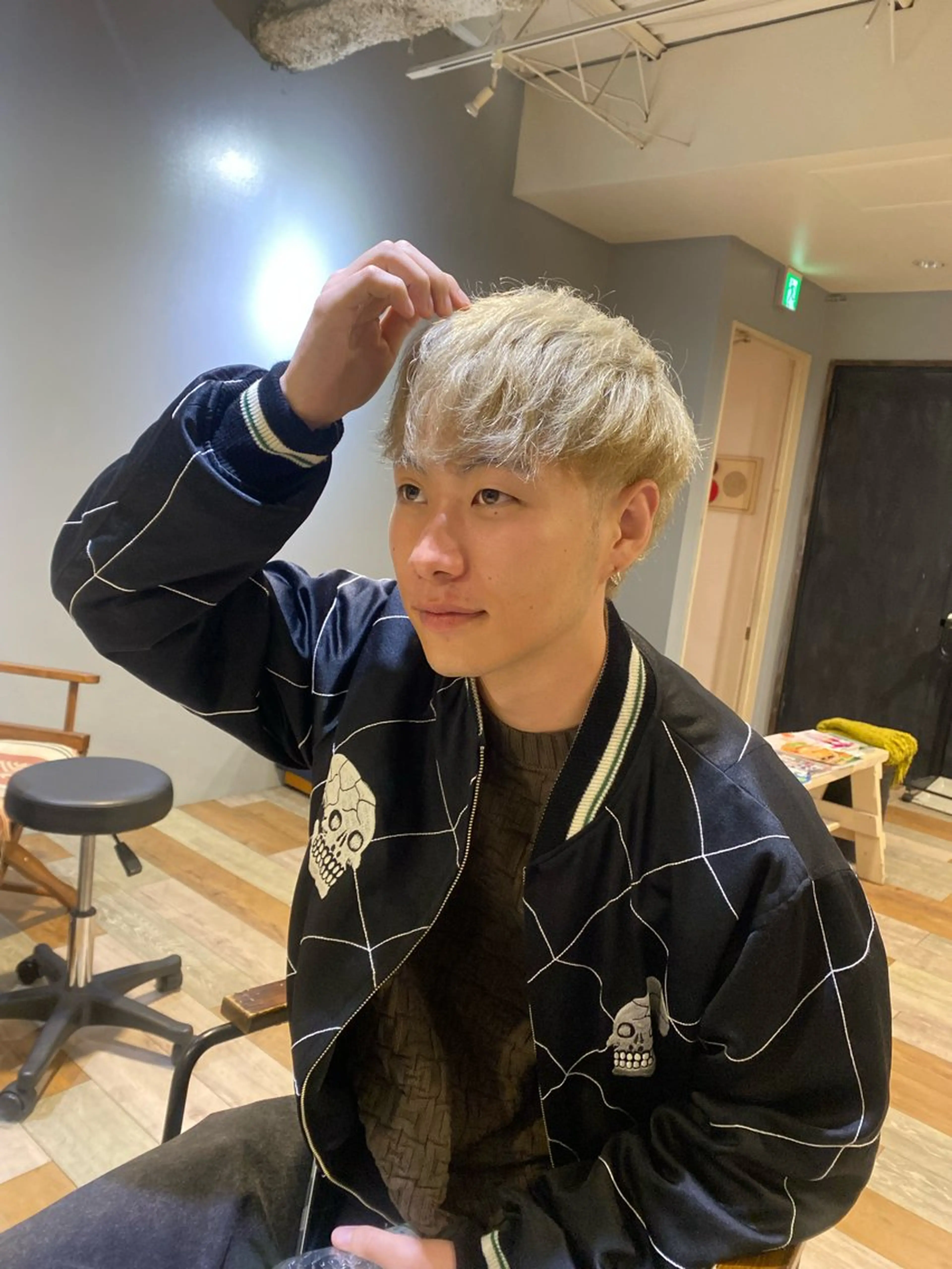 カラー メンズ メンズブリーチ メンズハイトーン ブリーチ ブロンド ケアブリーチ ヘアカラー トリートメント メンズカット/パーマ 艶カラーTAIGA︎のヘアスタイル