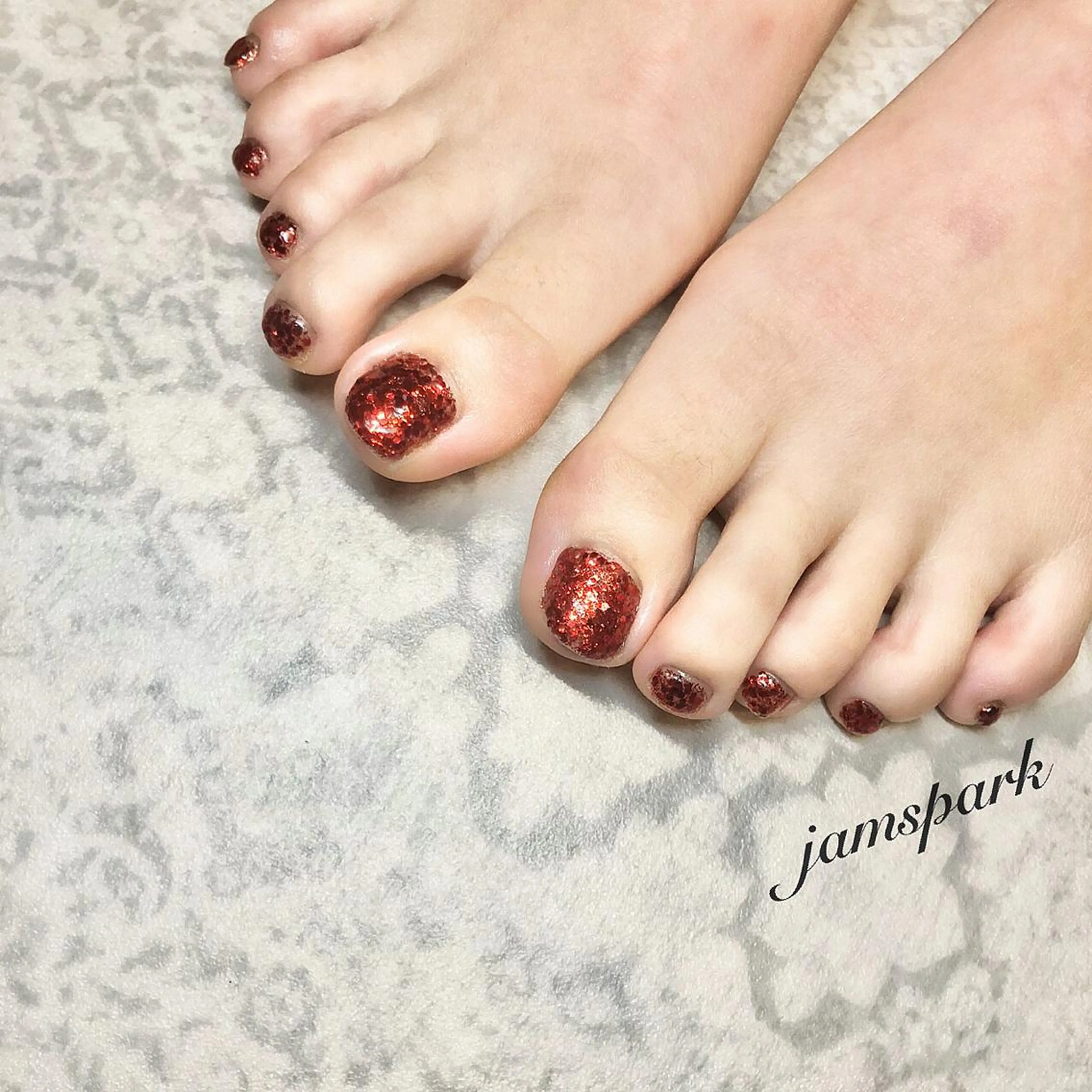 ネイル アートネイル フットネイル ラメ(グリッター) 赤色 冬ネイル フットネイル jamspark ✨のネイルデザイン