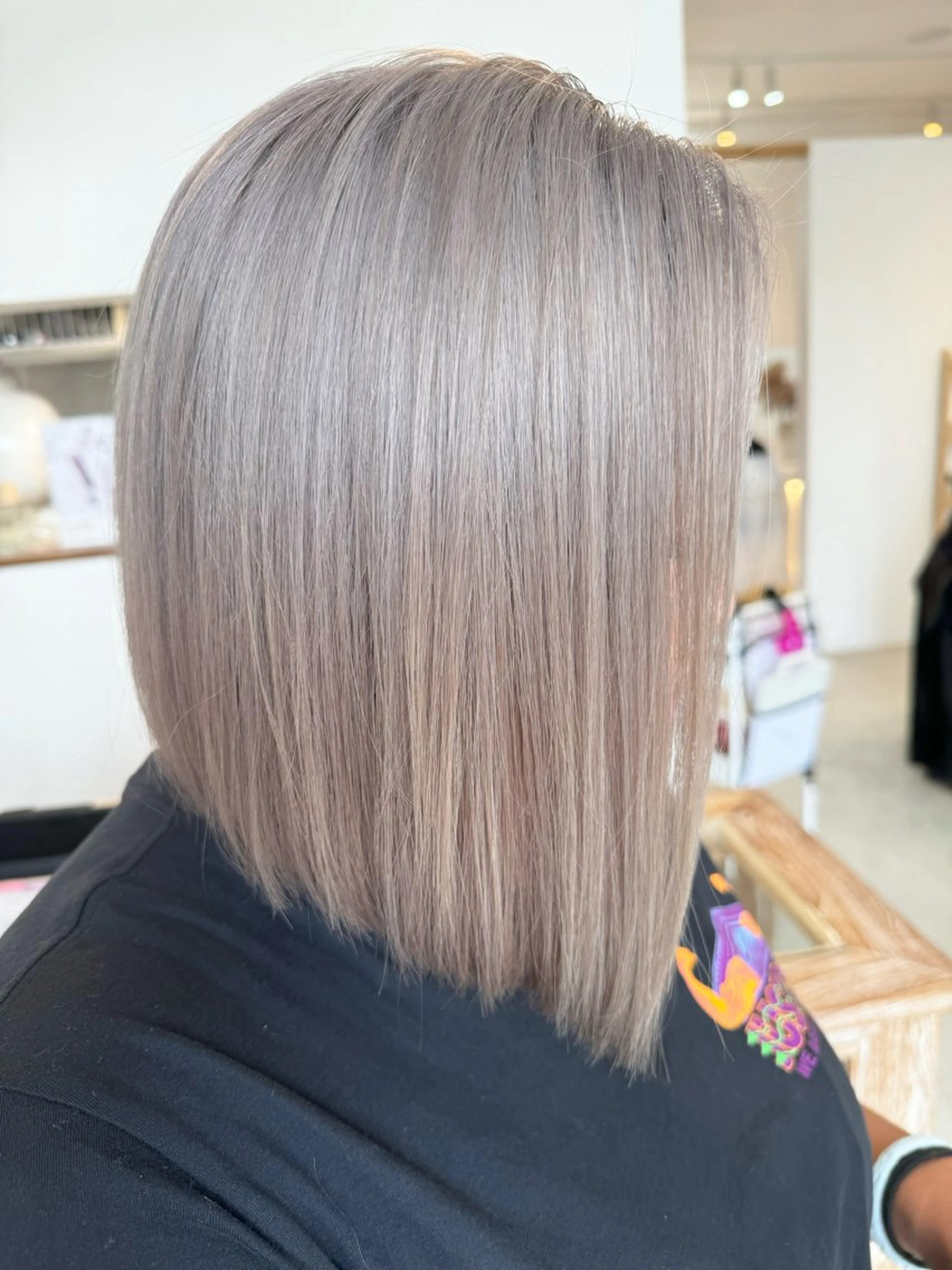 ミディアム カラー アッシュ ブリーチ ハイトーンカラー ホワイトアッシュ ボブ un【アン】所属・【un】 MANAのヘアスタイル