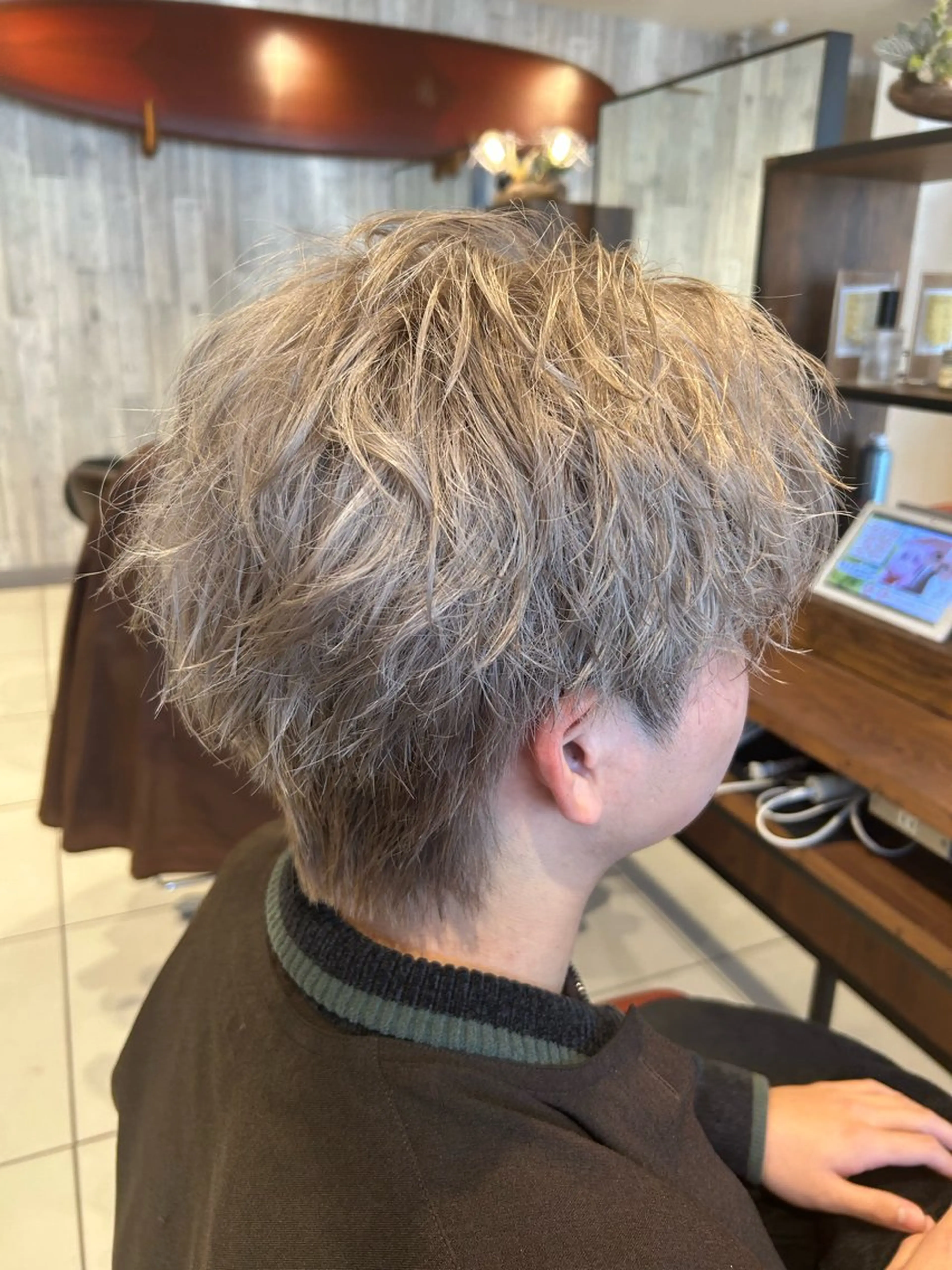 カラー ベージュカラー ブリーチ ホワイトベージュ Hair & Make EARTH所属・深田 幸暉のヘアスタイル