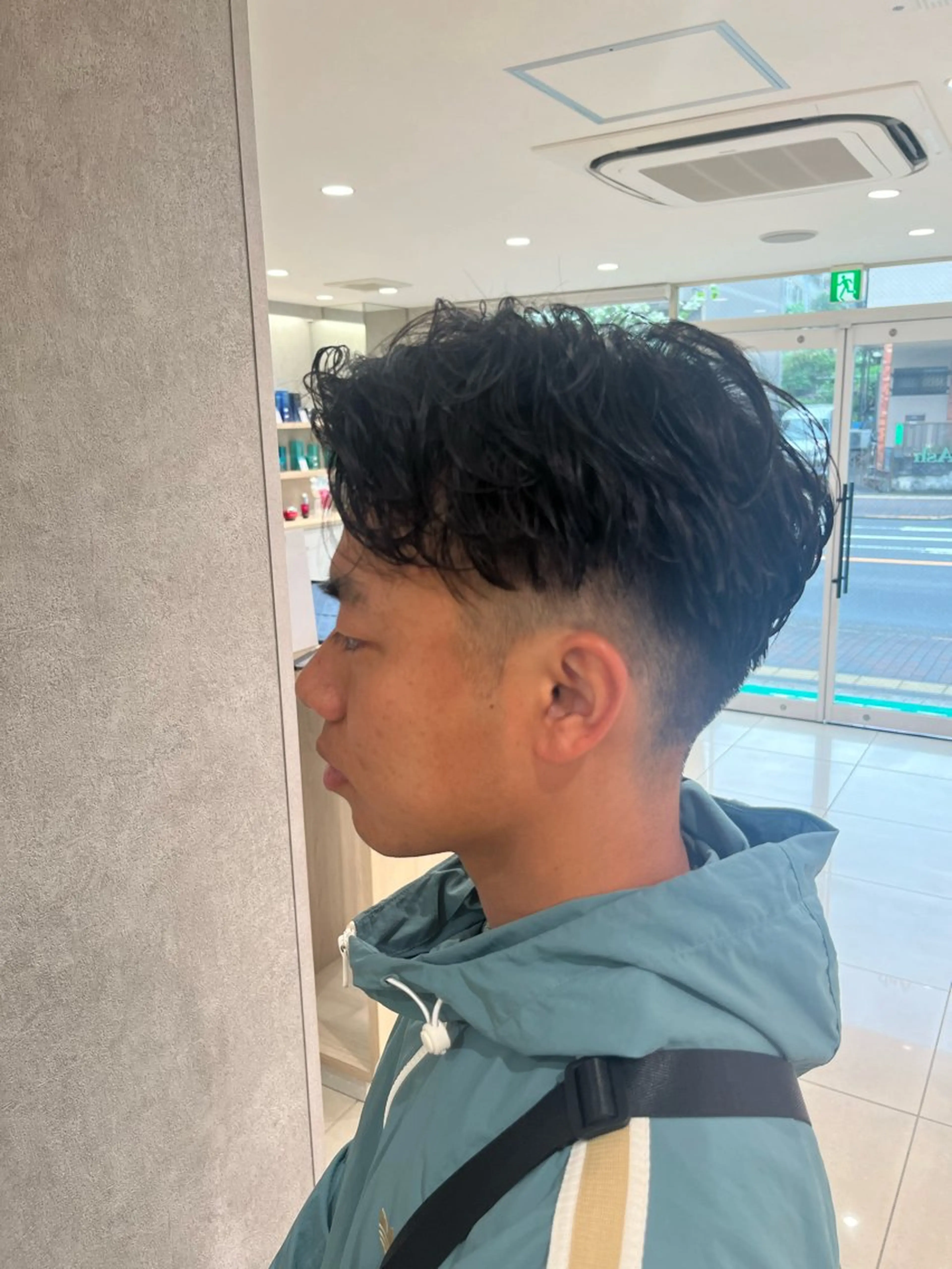 パーマ メンズ センターパート カルマパーマ メンズパーマ 巖本 真希のヘアスタイル