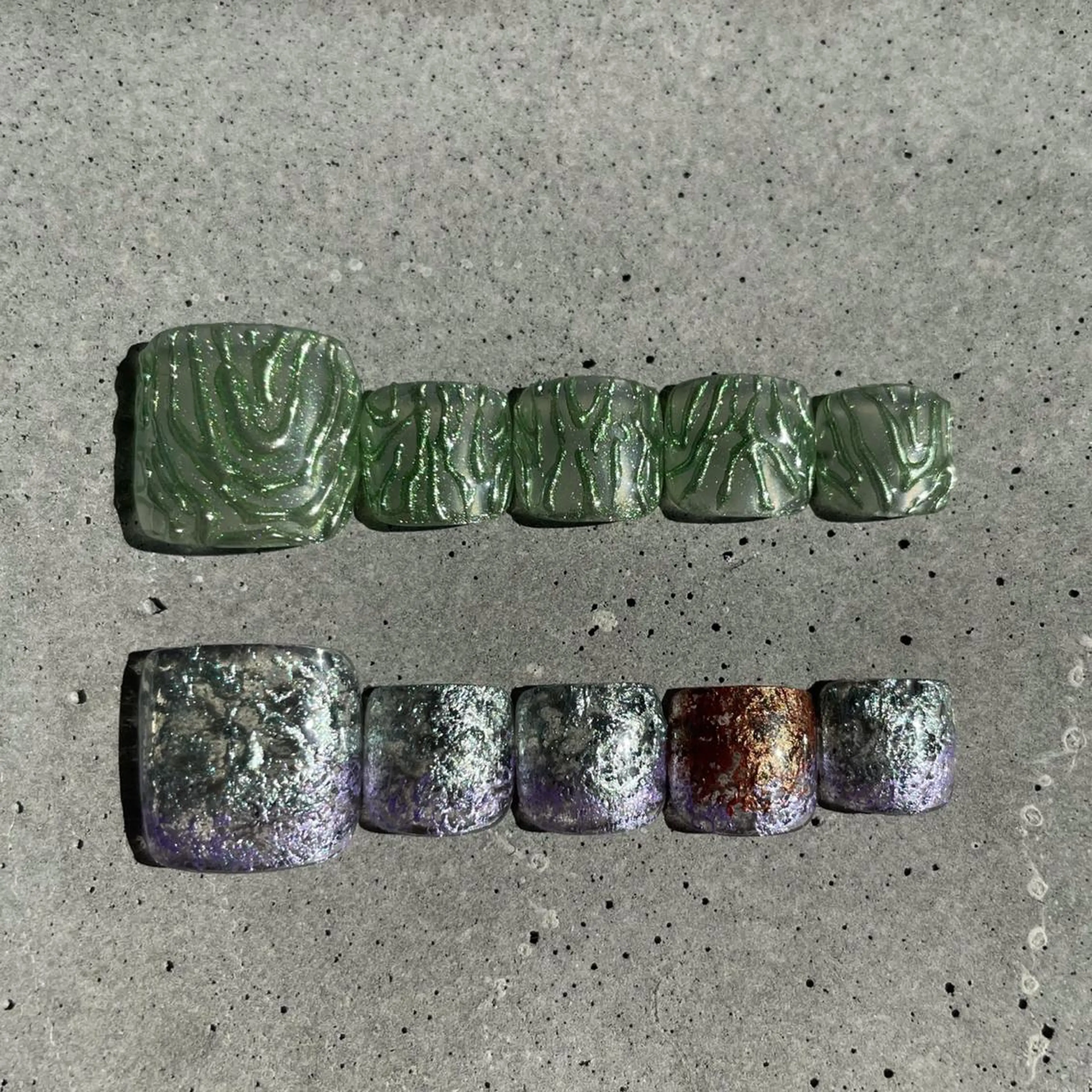 ネイル カジュアル グリーン ミラーネイル ニュアンスネイル パープル フットネイル lyly.nail所属・lylynail YUUKAのネイルデザイン