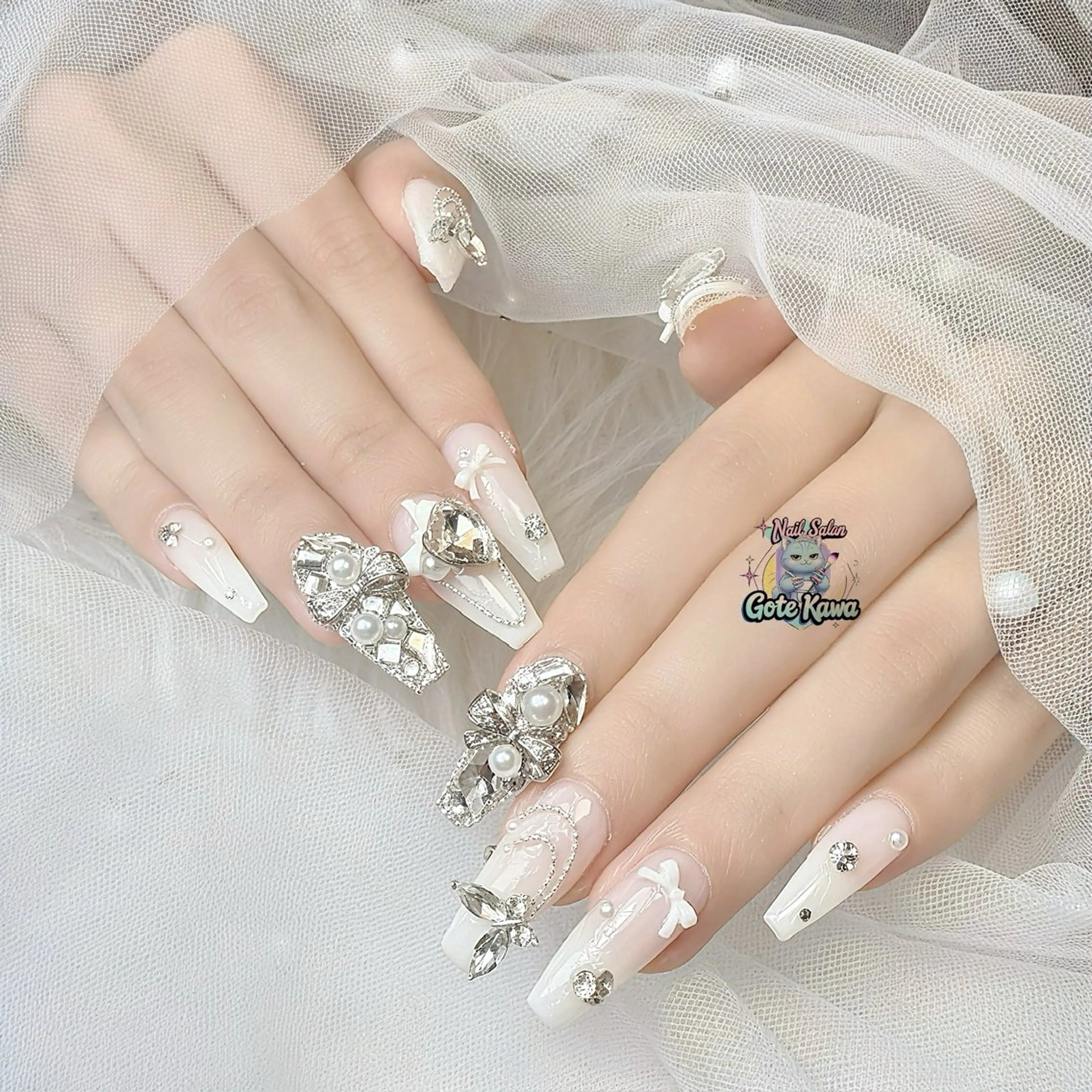 ネイル キラキラネイル ワンホンネイル ホワイト 冬ネイル ハンドネイル GOTE KAWA Nail Salon(ゴテかわ)所属・Gote Kawa nail salonのネイルデザイン